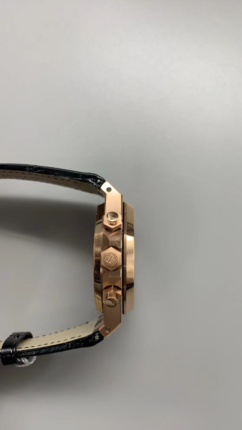 Audemars Piguet Royal Oak 26331 | 41MM | ตัวเรือนสแตนเลสสตีลเคลือบสีโรสโกลด์แบบ PVD | หน้าปัดสีดำ | สายหนัง | จับเวลา Chronograph | กลไกอัตโนมัติ Cal.2385