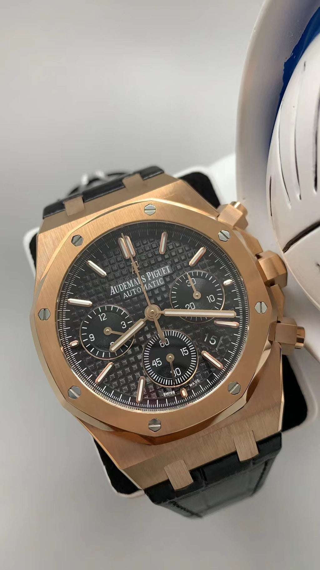 Audemars Piguet Royal Oak 26331 | 41MM | ตัวเรือนสแตนเลสสตีลเคลือบสีโรสโกลด์แบบ PVD | หน้าปัดสีดำ | สายหนัง | จับเวลา Chronograph | กลไกอัตโนมัติ Cal.2385