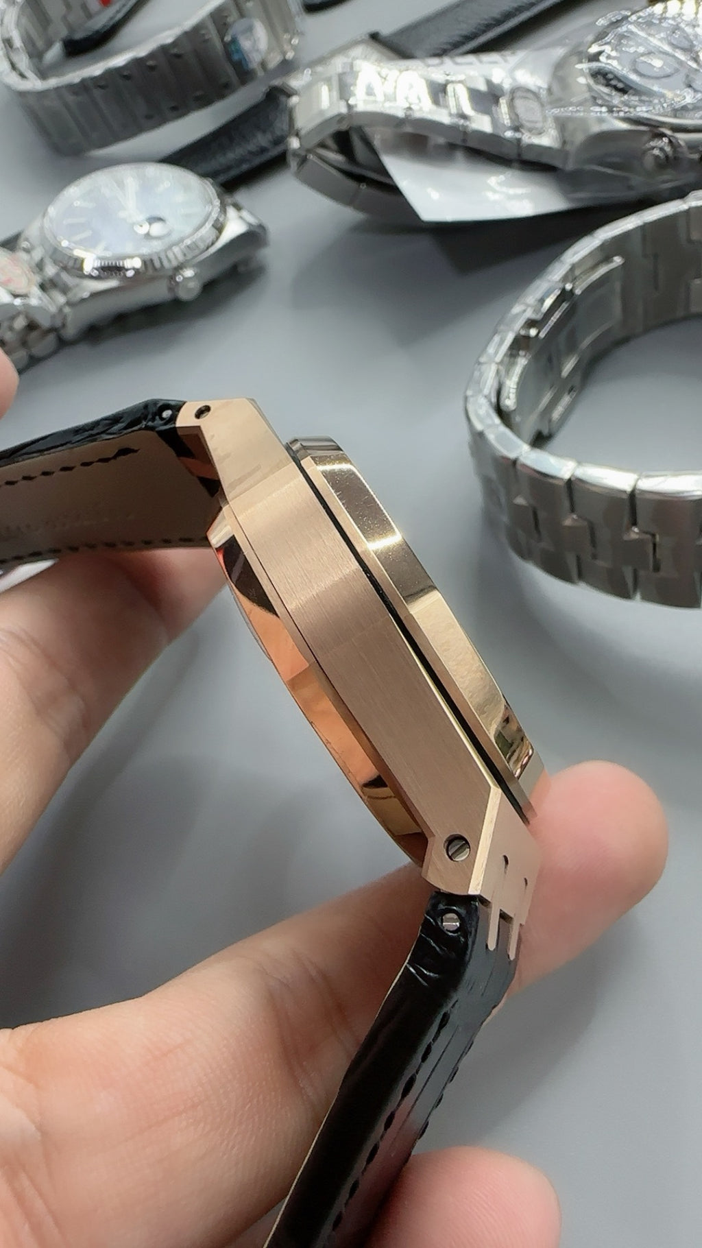 Audemars Piguet Royal Oak 26331 | 41MM | ตัวเรือนสแตนเลสสตีลเคลือบสีโรสโกลด์แบบ PVD | หน้าปัดสีดำ | สายหนัง | จับเวลา Chronograph | กลไกอัตโนมัติ Cal.2385