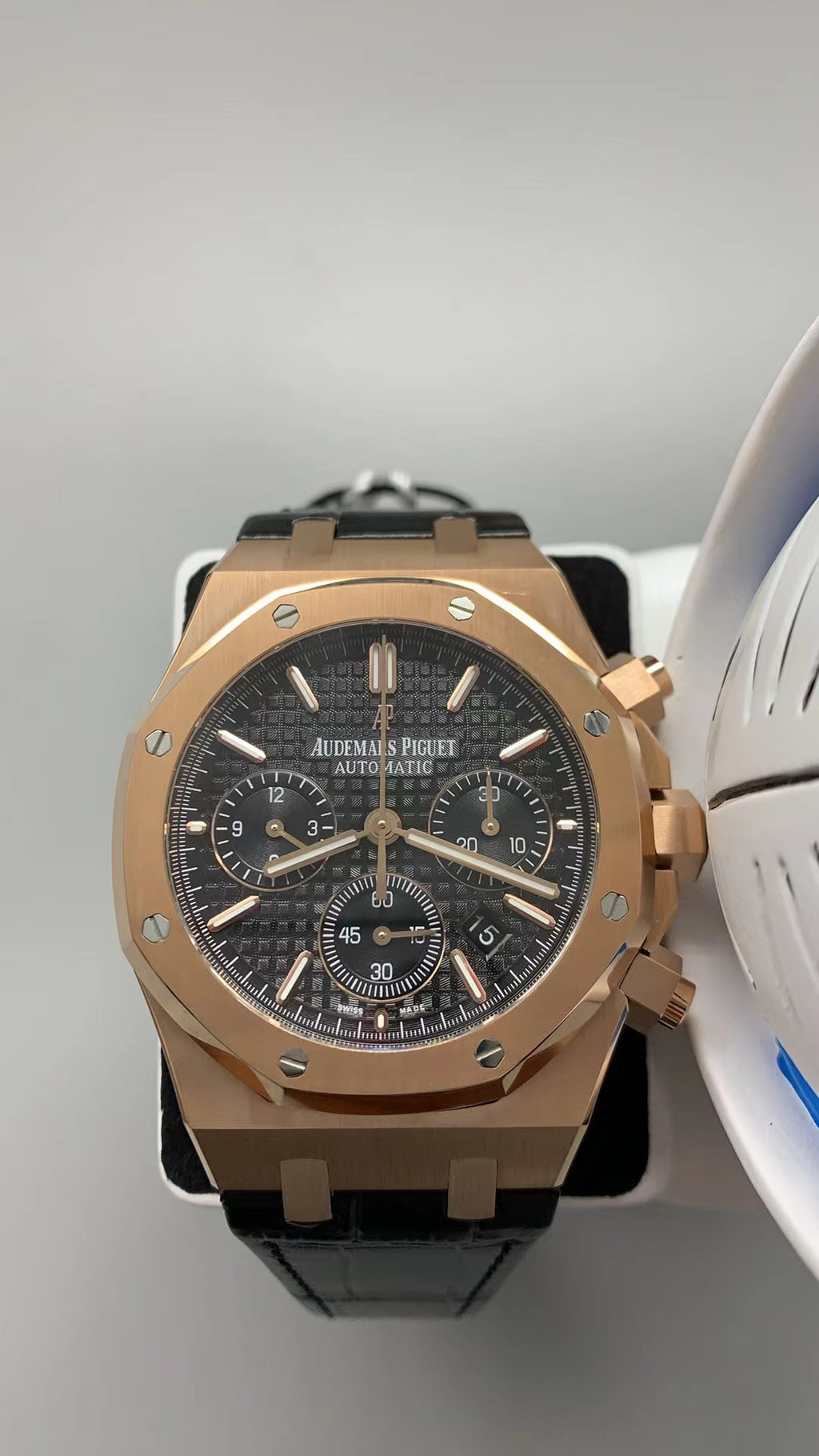 Audemars Piguet Royal Oak 26331 | 41MM | ตัวเรือนสแตนเลสสตีลเคลือบสีโรสโกลด์แบบ PVD | หน้าปัดสีดำ | สายหนัง | จับเวลา Chronograph | กลไกอัตโนมัติ Cal.2385