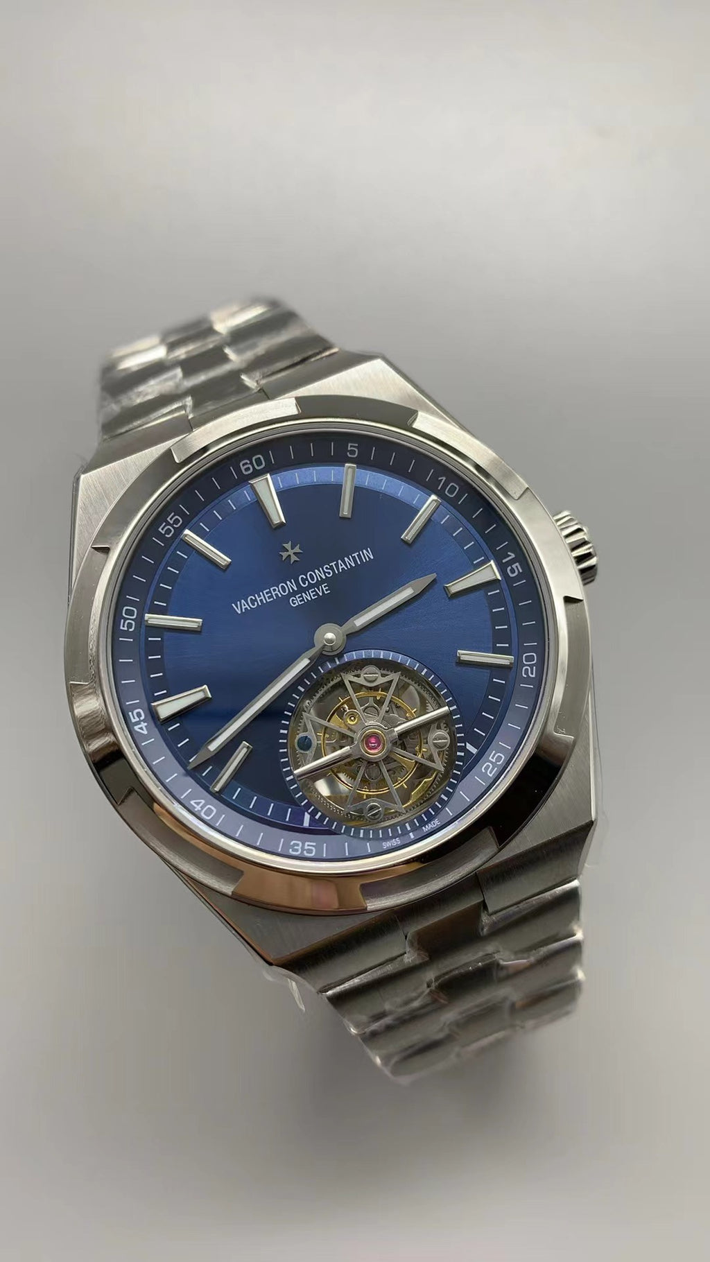 Vacheron Constantin Overseas Tourbillon 4500V | 42.5MM | ตัวเรือนสแตนเลสสตีล | ฟังก์ชันทูร์บิญอง | หน้าปัดสีน้ำเงิน | สายเหล็กสแตนเลส | กลไกอัตโนมัติ Cal.2160