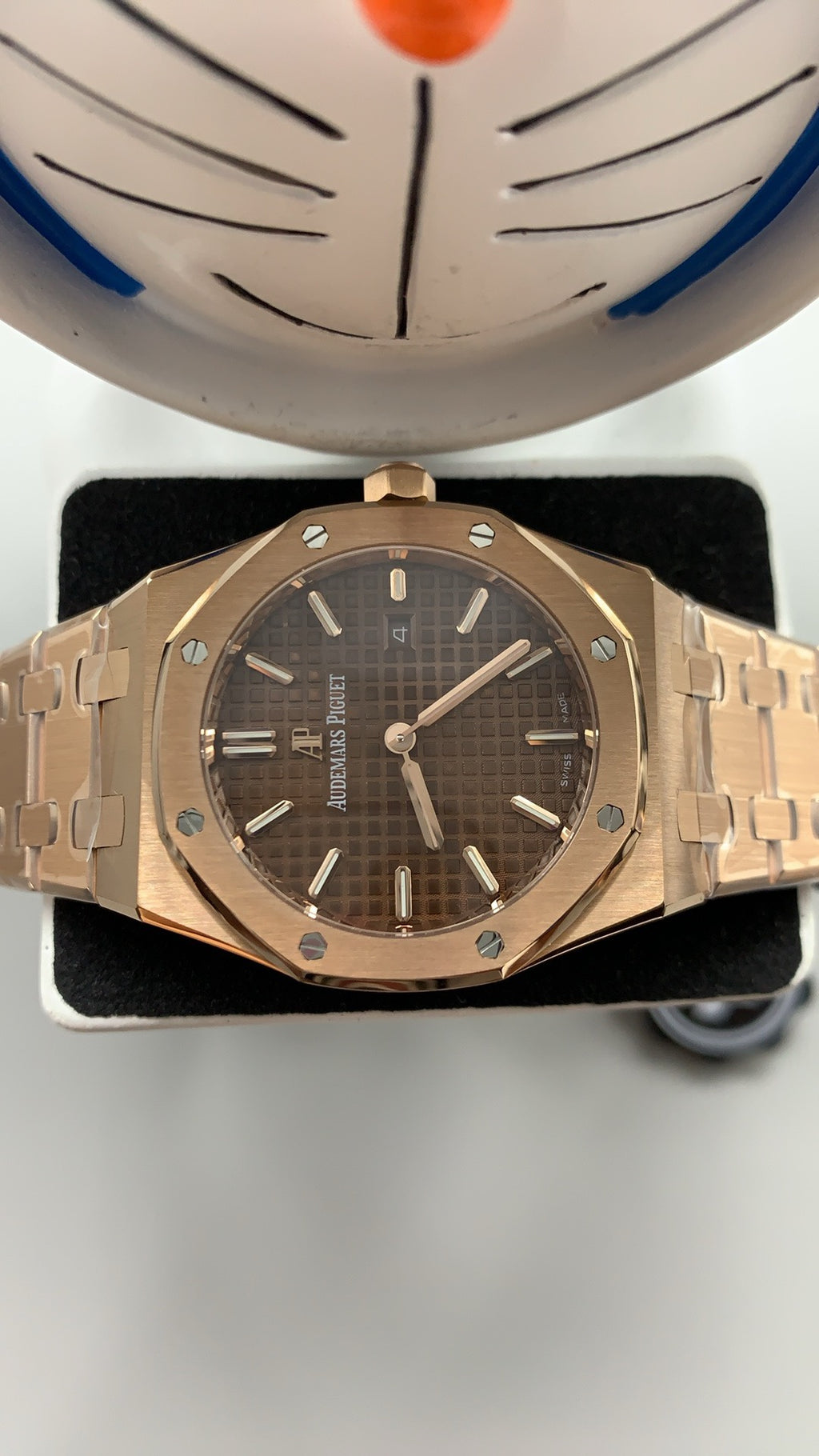 Audemars Piguet Royal Oak 33MM | ระบบควอทซ์ (Quartz) | ตัวเรือนสแตนเลสสตีลเคลือบสีโรสโกลด์แบบ PVD | หน้าปัดสีน้ำตาล (Coffee) | สไตล์หรูหราสำหรับสุภาพสตรี