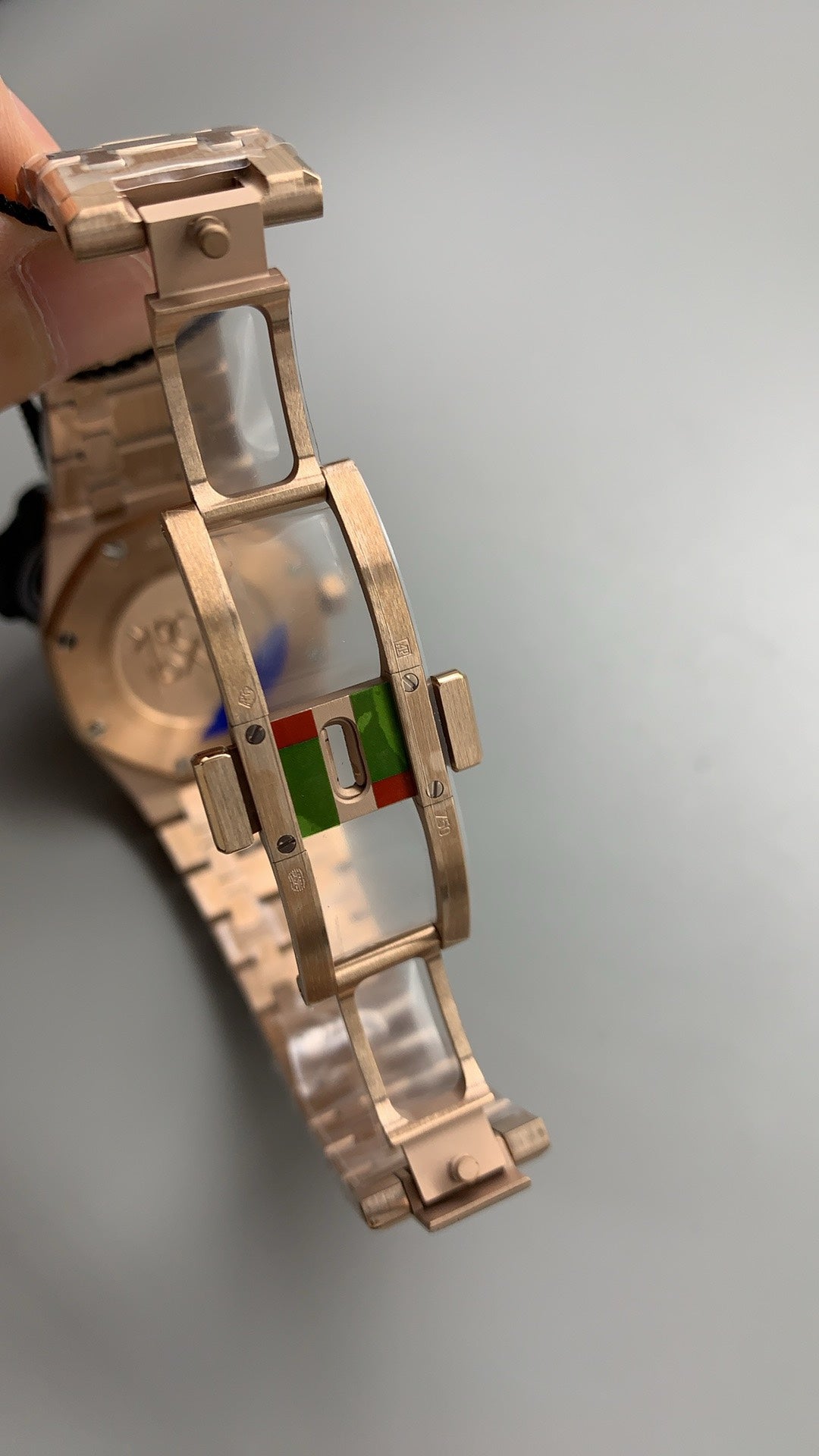 Audemars Piguet Royal Oak 33MM | ระบบควอทซ์ (Quartz) | ตัวเรือนสแตนเลสสตีลเคลือบสีโรสโกลด์แบบ PVD | หน้าปัดสีน้ำตาล (Coffee) | สไตล์หรูหราสำหรับสุภาพสตรี