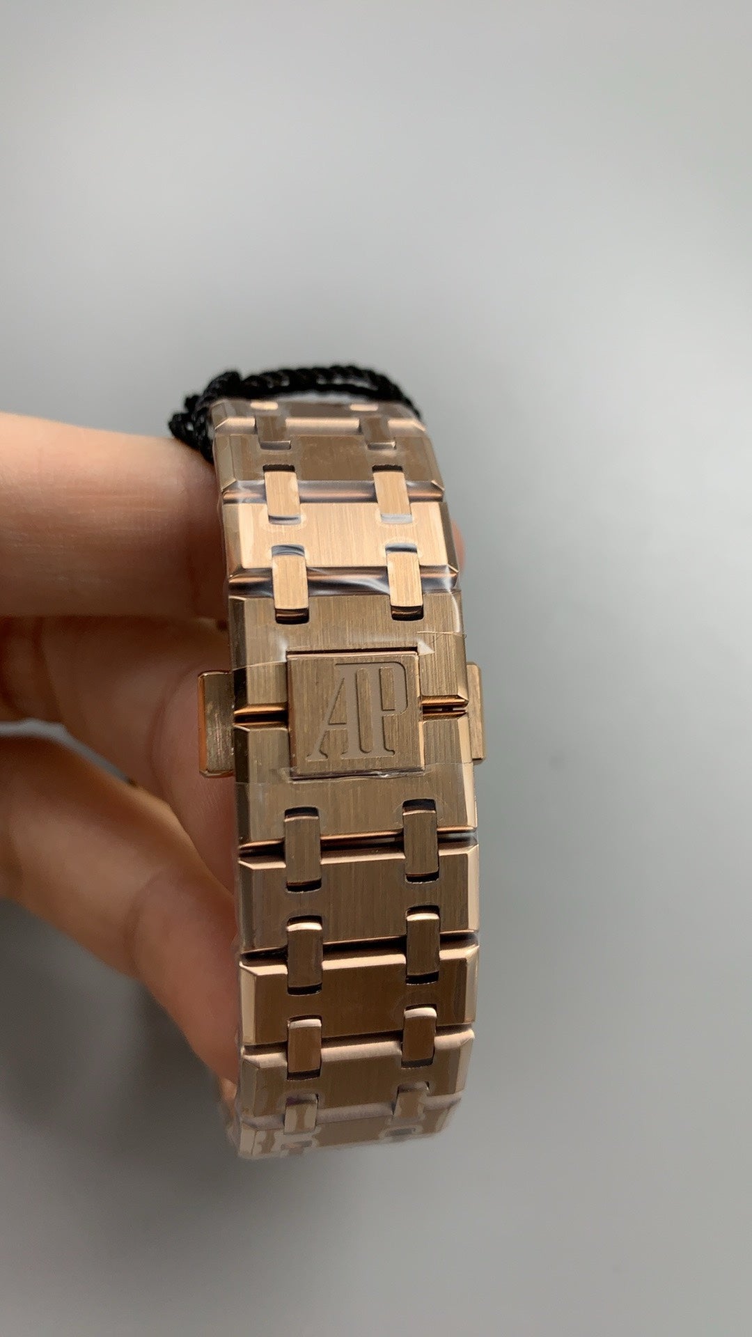 Audemars Piguet Royal Oak 33MM | ระบบควอทซ์ (Quartz) | ตัวเรือนสแตนเลสสตีลเคลือบสีโรสโกลด์แบบ PVD | หน้าปัดสีน้ำตาล (Coffee) | สไตล์หรูหราสำหรับสุภาพสตรี