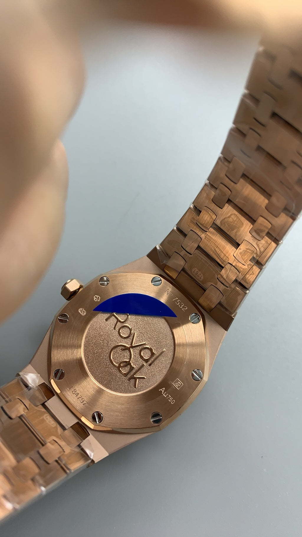 Audemars Piguet Royal Oak 33MM | ระบบควอทซ์ (Quartz) | ตัวเรือนสแตนเลสสตีลเคลือบสีโรสโกลด์แบบ PVD | หน้าปัดสีน้ำตาล (Coffee) | สไตล์หรูหราสำหรับสุภาพสตรี