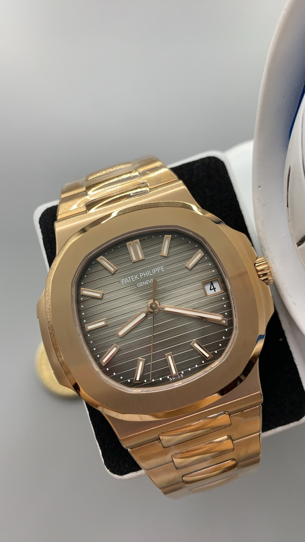 Patek Philippe Nautilus 5711 | 40MM | ตัวเรือนสีโรสโกลด์ 18K | หน้าปัดสีน้ำตาลซันเบิร์สต์ | กลไกอัตโนมัติ Cal.324 S C