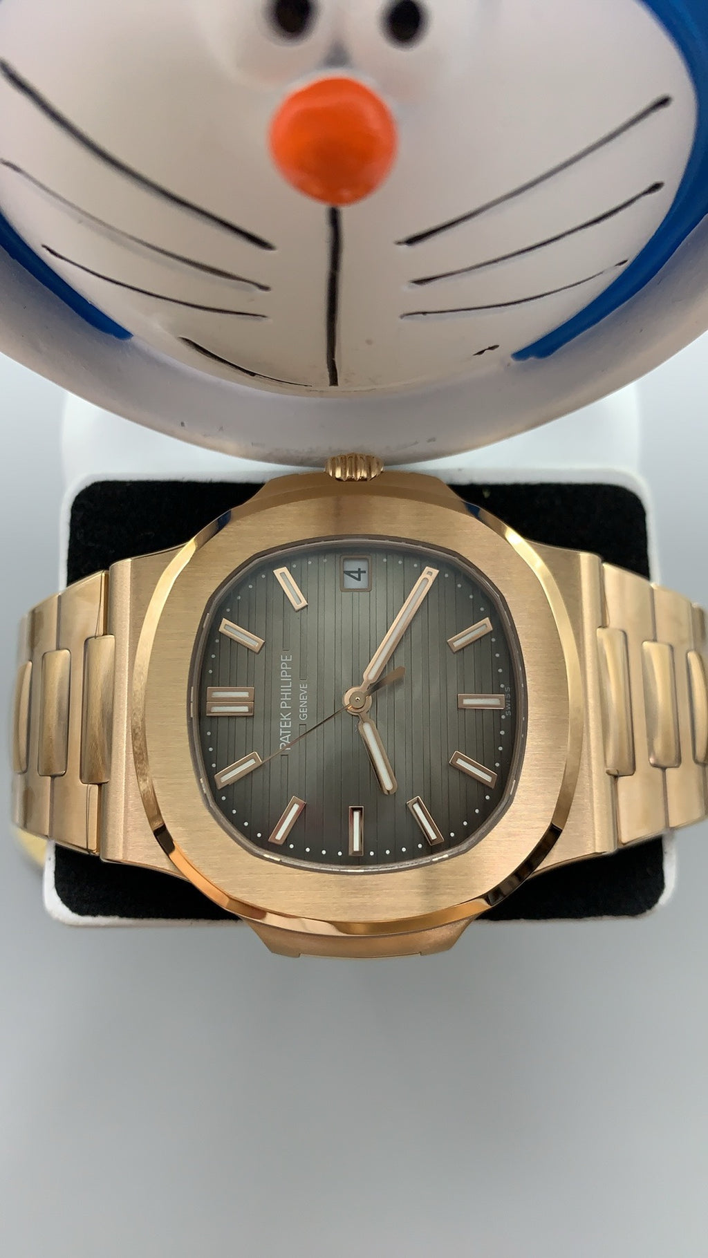 Patek Philippe Nautilus 5711 | 40MM | ตัวเรือนสีโรสโกลด์ 18K | หน้าปัดสีน้ำตาลซันเบิร์สต์ | กลไกอัตโนมัติ Cal.324 S C