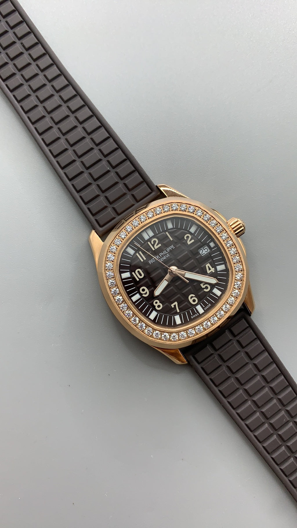 Patek Philippe Aquanaut 5068 | 35.6MM | ตัวเรือนสีโรสโกลด์ PVD | ขอบประดับเพชร | หน้าปัดสีขาว | กลไกอัตโนมัติ Cal.324 S C