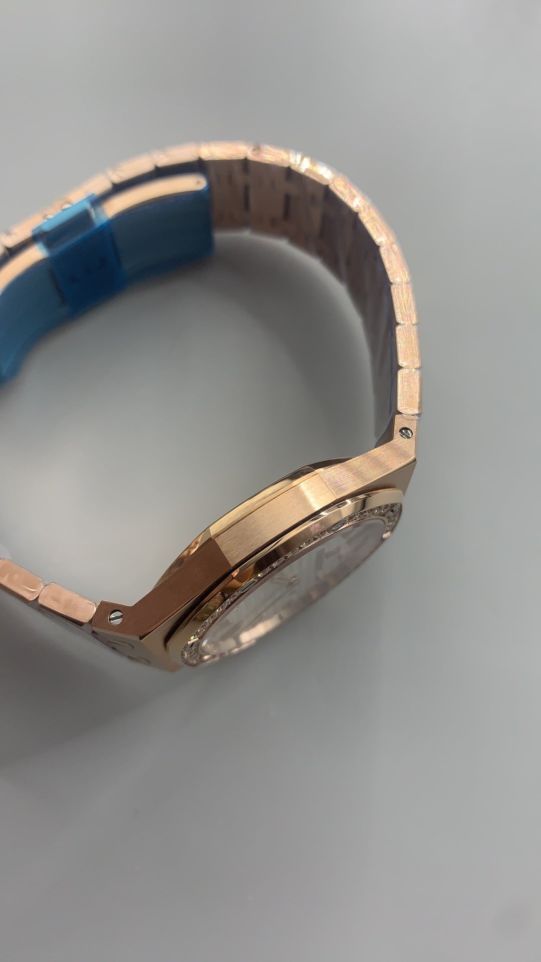 Audemars Piguet Royal Oak 33MM | ระบบควอทซ์ (Quartz) | ตัวเรือนสแตนเลสสตีลเคลือบสีโรสโกลด์แบบ PVD | หน้าปัดสีขาว | ขอบประดับเพชร