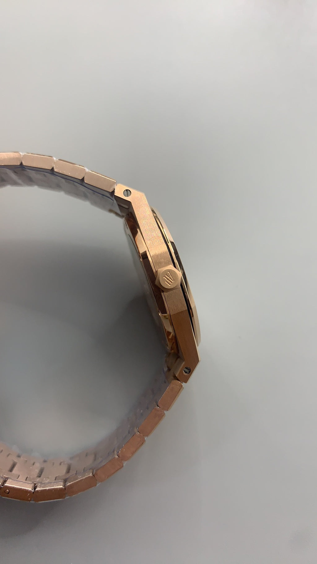 Audemars Piguet Royal Oak 33MM | ระบบควอทซ์ (Quartz) | ตัวเรือนสแตนเลสสตีลเคลือบสีโรสโกลด์แบบ PVD | หน้าปัดสีขาว | ขอบประดับเพชร