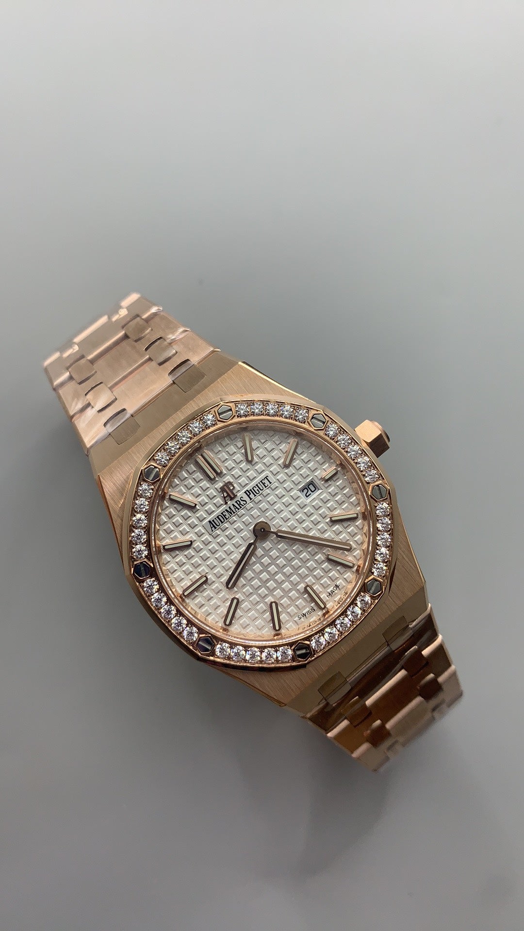 Audemars Piguet Royal Oak 33MM | ระบบควอทซ์ (Quartz) | ตัวเรือนสแตนเลสสตีลเคลือบสีโรสโกลด์แบบ PVD | หน้าปัดสีขาว | ขอบประดับเพชร