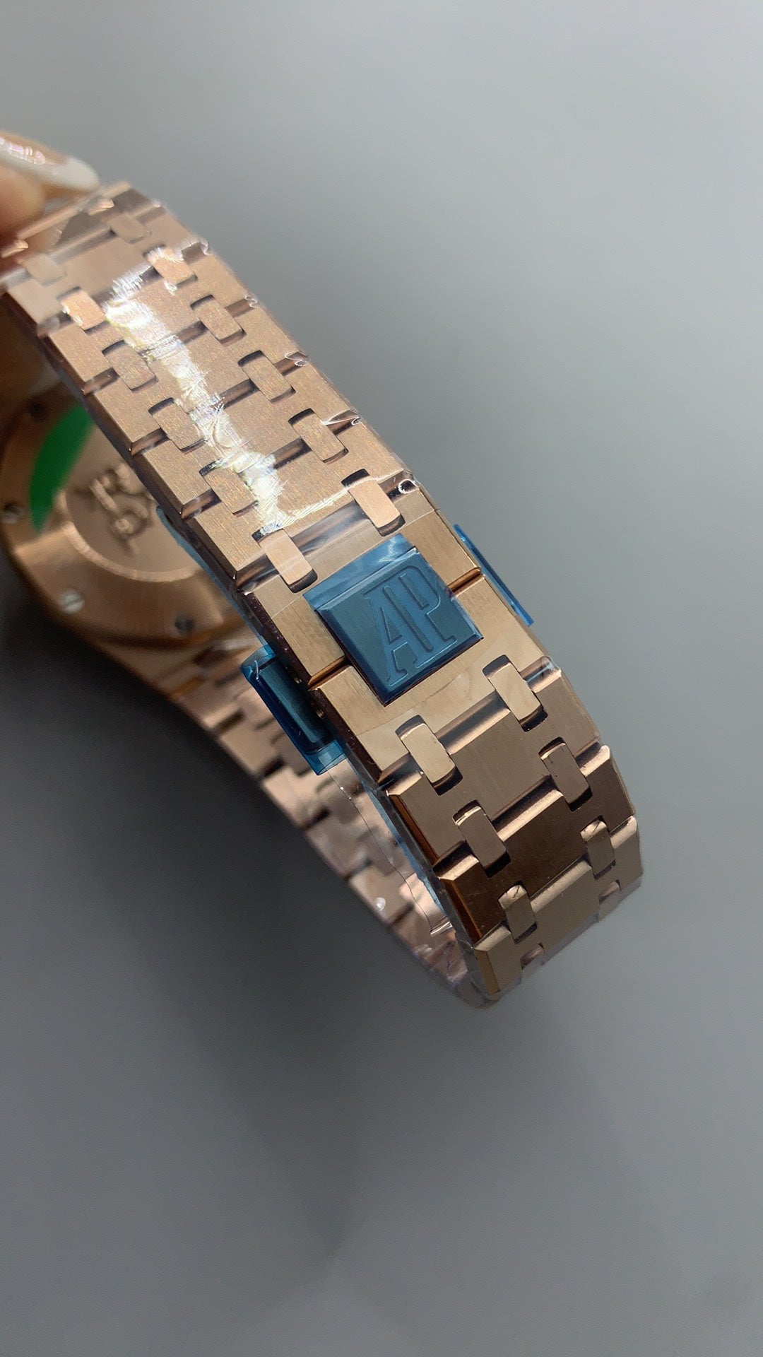 Audemars Piguet Royal Oak 33MM | ระบบควอทซ์ (Quartz) | ตัวเรือนสแตนเลสสตีลเคลือบสีโรสโกลด์แบบ PVD | หน้าปัดสีขาว | ขอบประดับเพชร