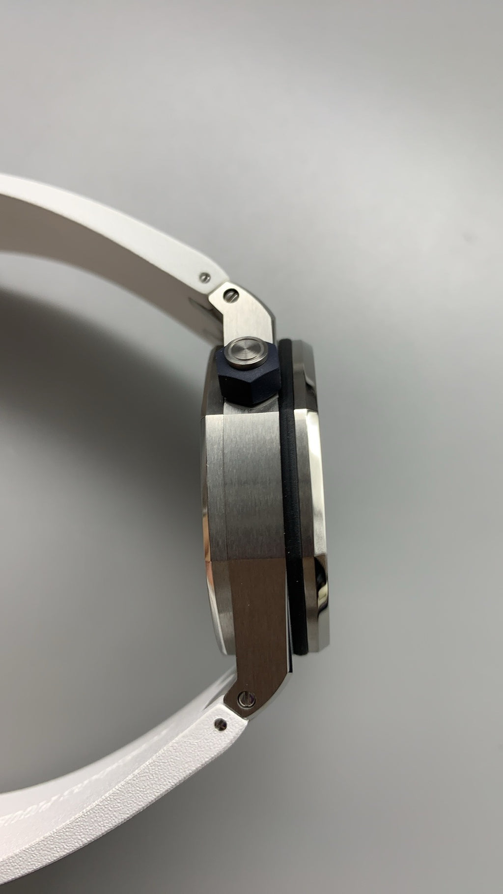 Audemars Piguet Royal Oak Offshore Diver 15710ST | 42MM | Stainless Steel Case | Classic Dial | Automatic Movement Cal.3120