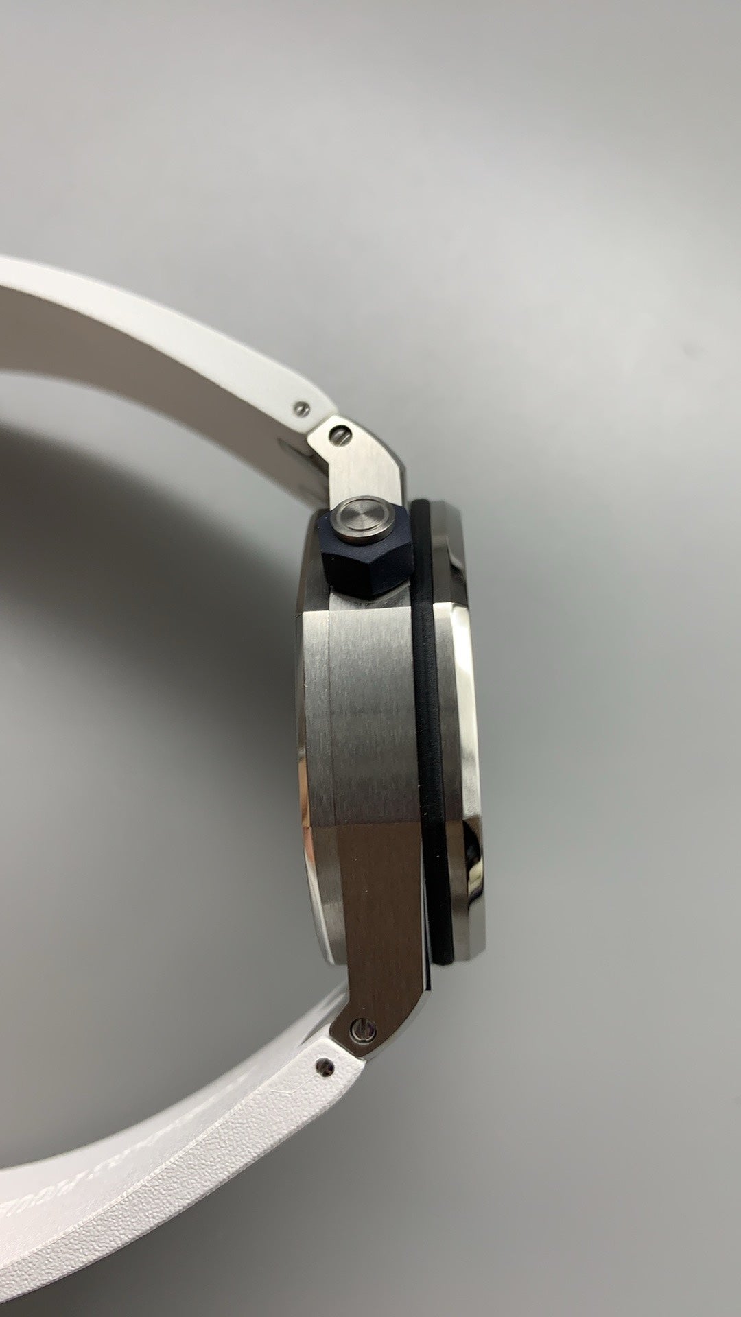 Audemars Piguet Royal Oak Offshore Diver 15710ST | 42MM | ตัวเรือนสแตนเลสสตีล | หน้าปัดสีคลาสสิก | กลไกอัตโนมัติ Cal.3120