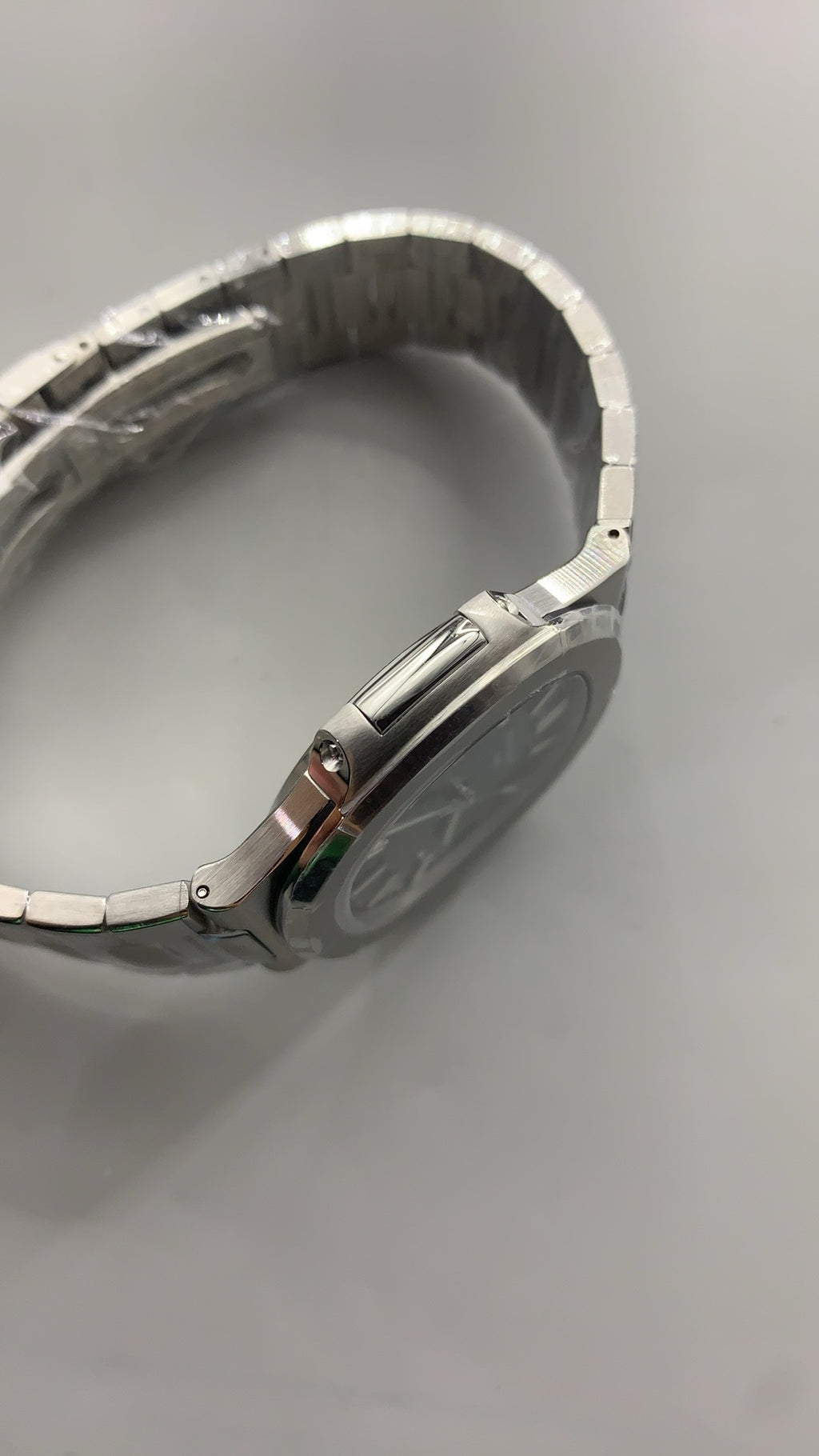 Patek Philippe Nautilus 5711 | 40MM | หน้าปัดสีน้ำเงินลายริ้ว | ตัวเรือนสแตนเลสสตีล | กลไกอัตโนมัติ Cal.324 S C