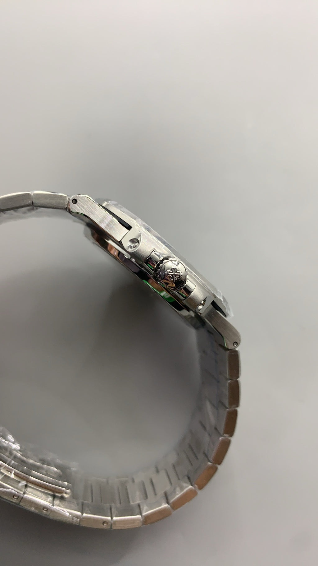 Patek Philippe Nautilus 5711 | 40MM | หน้าปัดสีน้ำเงินลายริ้ว | ตัวเรือนสแตนเลสสตีล | กลไกอัตโนมัติ Cal.324 S C