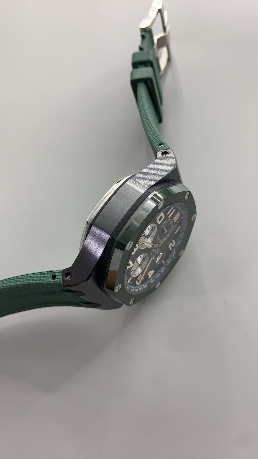 Audemars Piguet Royal Oak Offshore 26405CE.OO.A056CA.01 | 44MM | Stainless steel case | Green ceramic bezel | Green dial with white subdials | Green rubber strap | Chronograph | Automatic movement Cal.3126