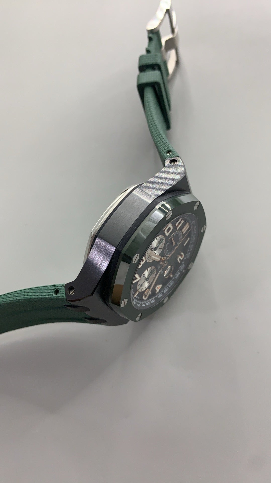 Audemars Piguet Royal Oak Offshore 26405CE.OO.A056CA.01 | 44MM | Stainless steel case | Green ceramic bezel | Green dial with white subdials | Green rubber strap | Chronograph | Automatic movement Cal.3126