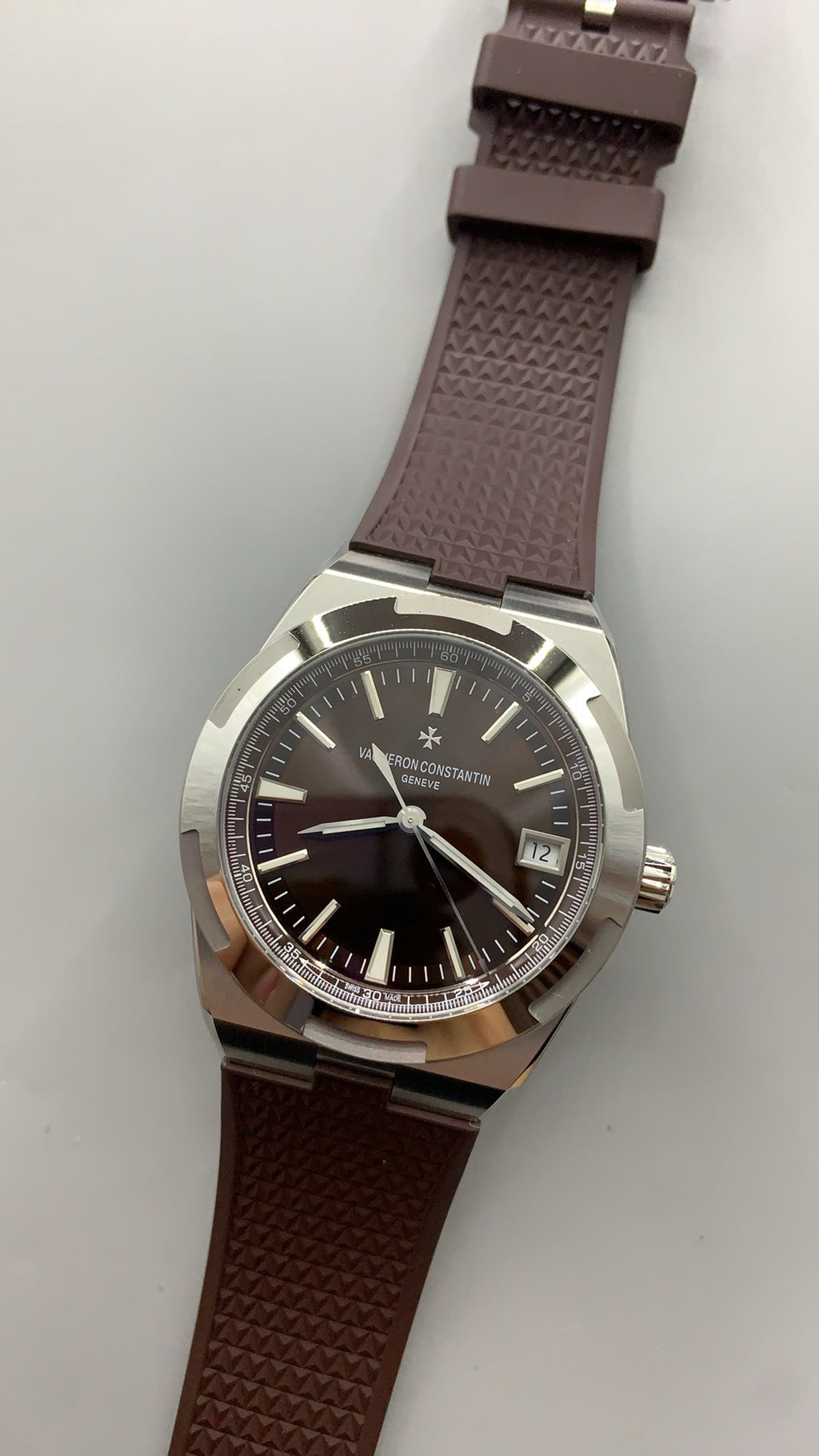 Vacheron Constantin Overseas 4500V | 41MM | ตัวเรือนสแตนเลสสตีล | ฟังก์ชันวันที่ | หน้าปัดสีน้ำตาล | สายยางสีน้ำตาล | กลไกอัตโนมัติ Cal.5100