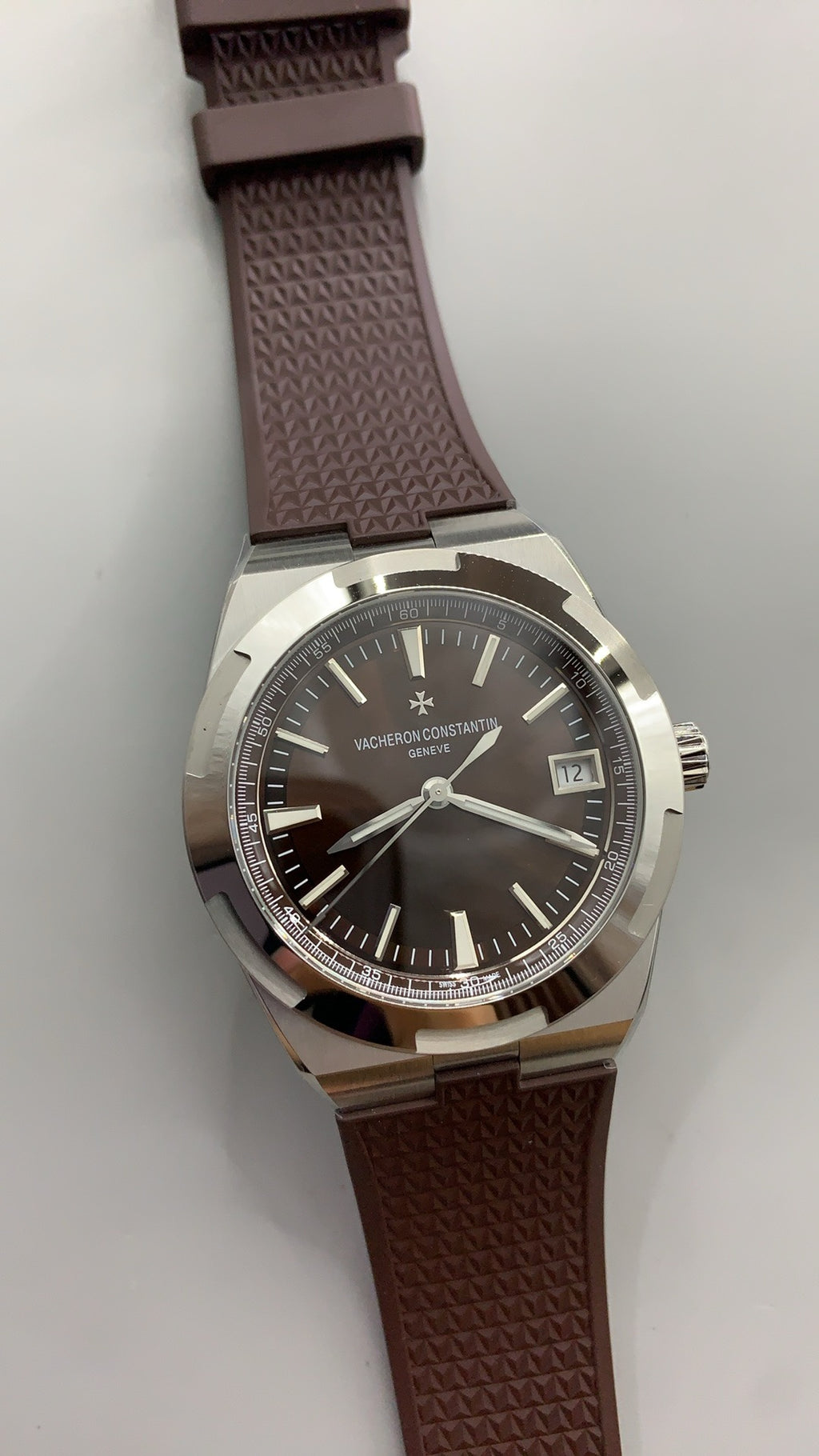 Vacheron Constantin Overseas 4500V | 41MM | ตัวเรือนสแตนเลสสตีล | ฟังก์ชันวันที่ | หน้าปัดสีน้ำตาล | สายยางสีน้ำตาล | กลไกอัตโนมัติ Cal.5100