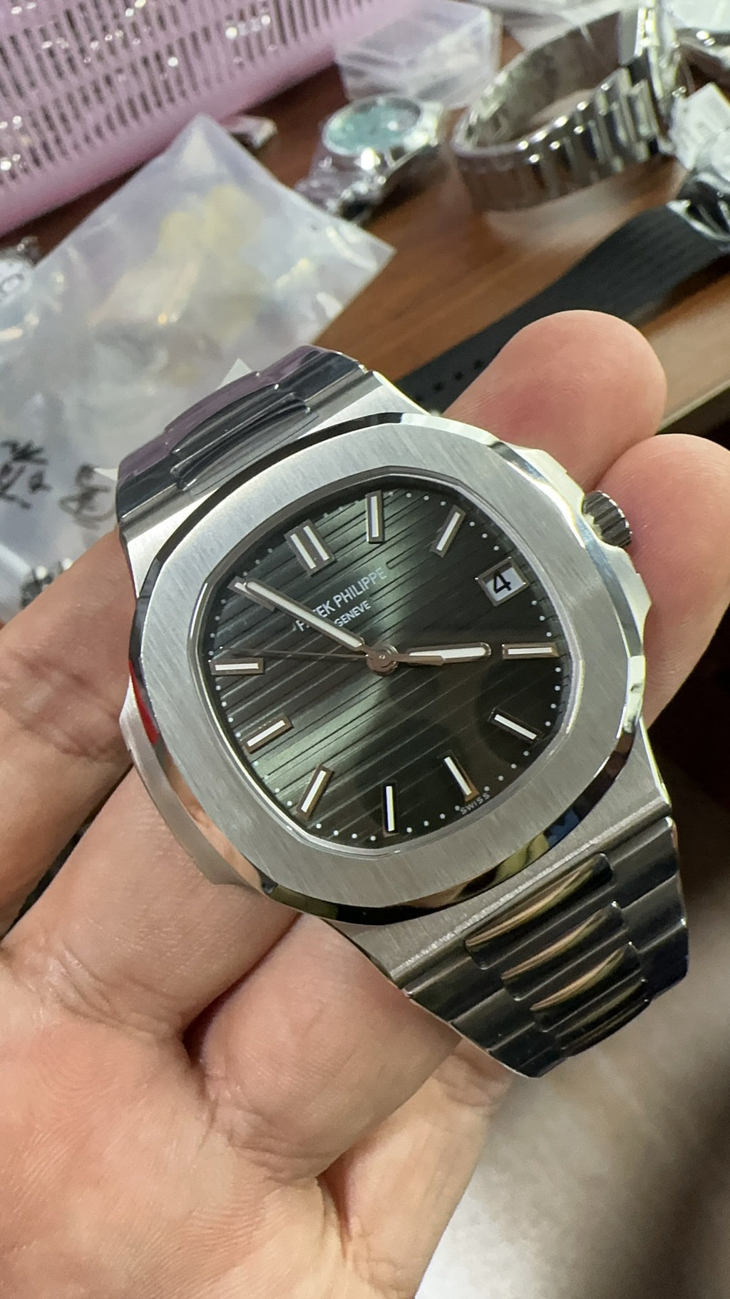 Patek Philippe Nautilus 5711 | 40MM | หน้าปัดสีเขียวซันเรย์ (รุ่นคัสตอม) | ตัวเรือนสแตนเลสสตีล | กลไกอัตโนมัติ Cal.324 S C