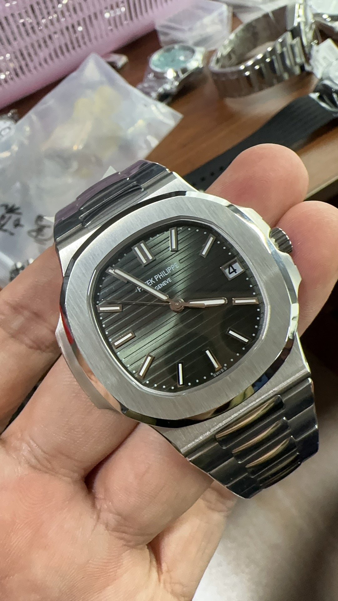 Patek Philippe Nautilus 5711 | 40MM | หน้าปัดสีเขียวซันเรย์ (รุ่นคัสตอม) | ตัวเรือนสแตนเลสสตีล | กลไกอัตโนมัติ Cal.324 S C