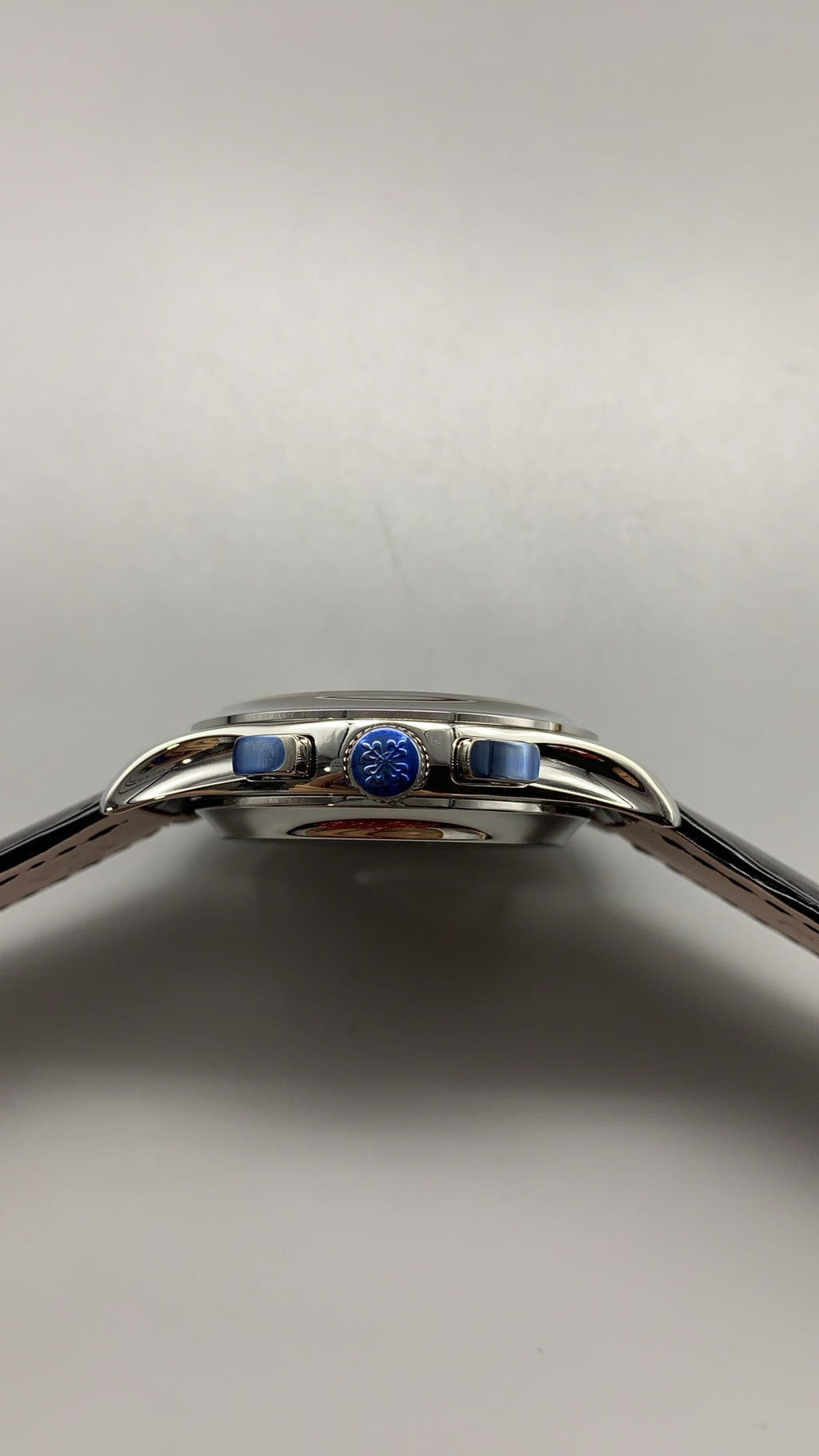 Patek Philippe 5905G | 42MM | หน้าปัดสีน้ำเงินซันเรย์ | ฟังก์ชันปฏิทินประจำปี + จับเวลา Flyback | กลไกอัตโนมัติ Cal.CH 28-520 QA 24H