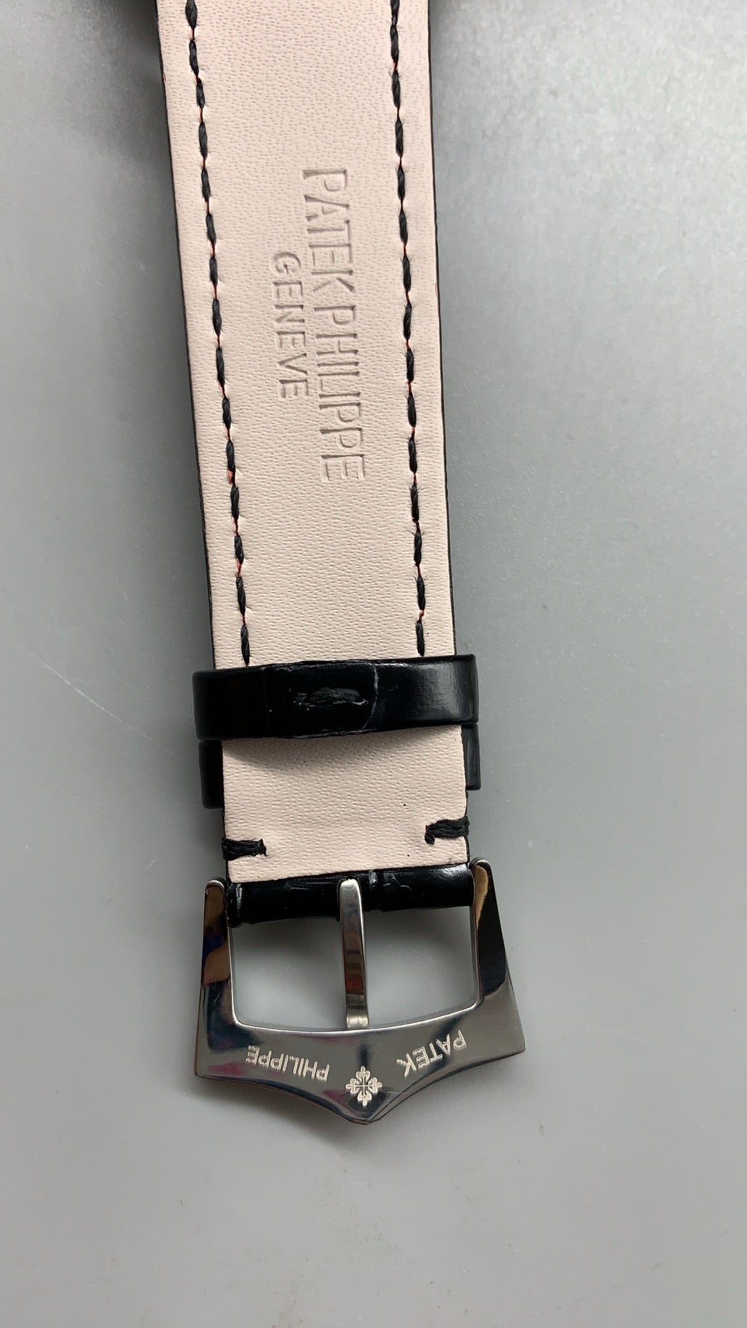 Patek Philippe 5905G | 42MM | หน้าปัดสีน้ำเงินซันเรย์ | ฟังก์ชันปฏิทินประจำปี + จับเวลา Flyback | กลไกอัตโนมัติ Cal.CH 28-520 QA 24H