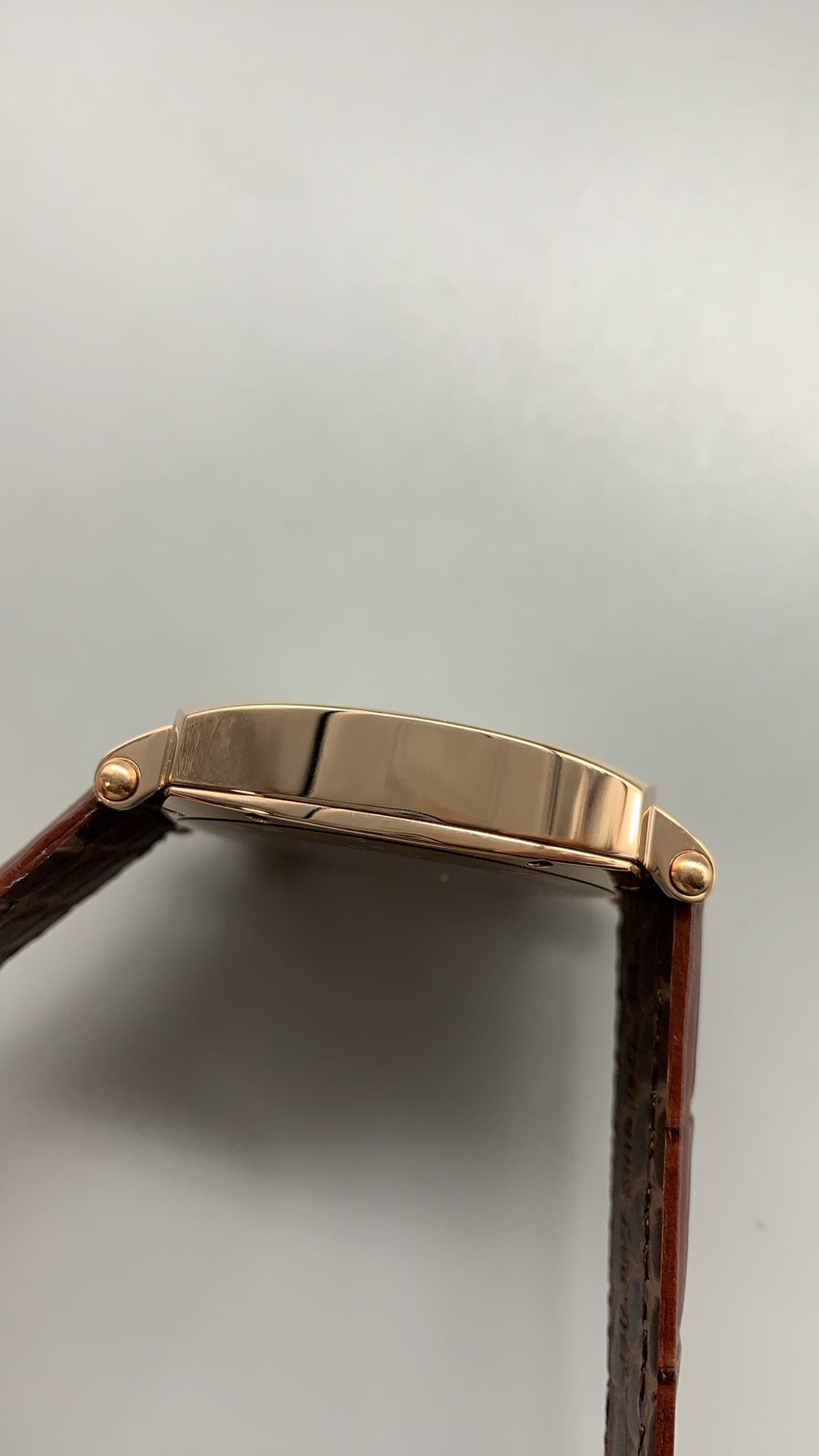 Vacheron Constantin Historiques American 1921 | 40MM | ตัวเรือนสแตนเลสสตีลเคลือบสีโรสโกลด์ | หน้าปัดเอียง 45 องศา | หน้าปัดสีขาว | สายหนังจระเข้สีน้ำตาล | กลไกไขลาน Cal.4400 AS