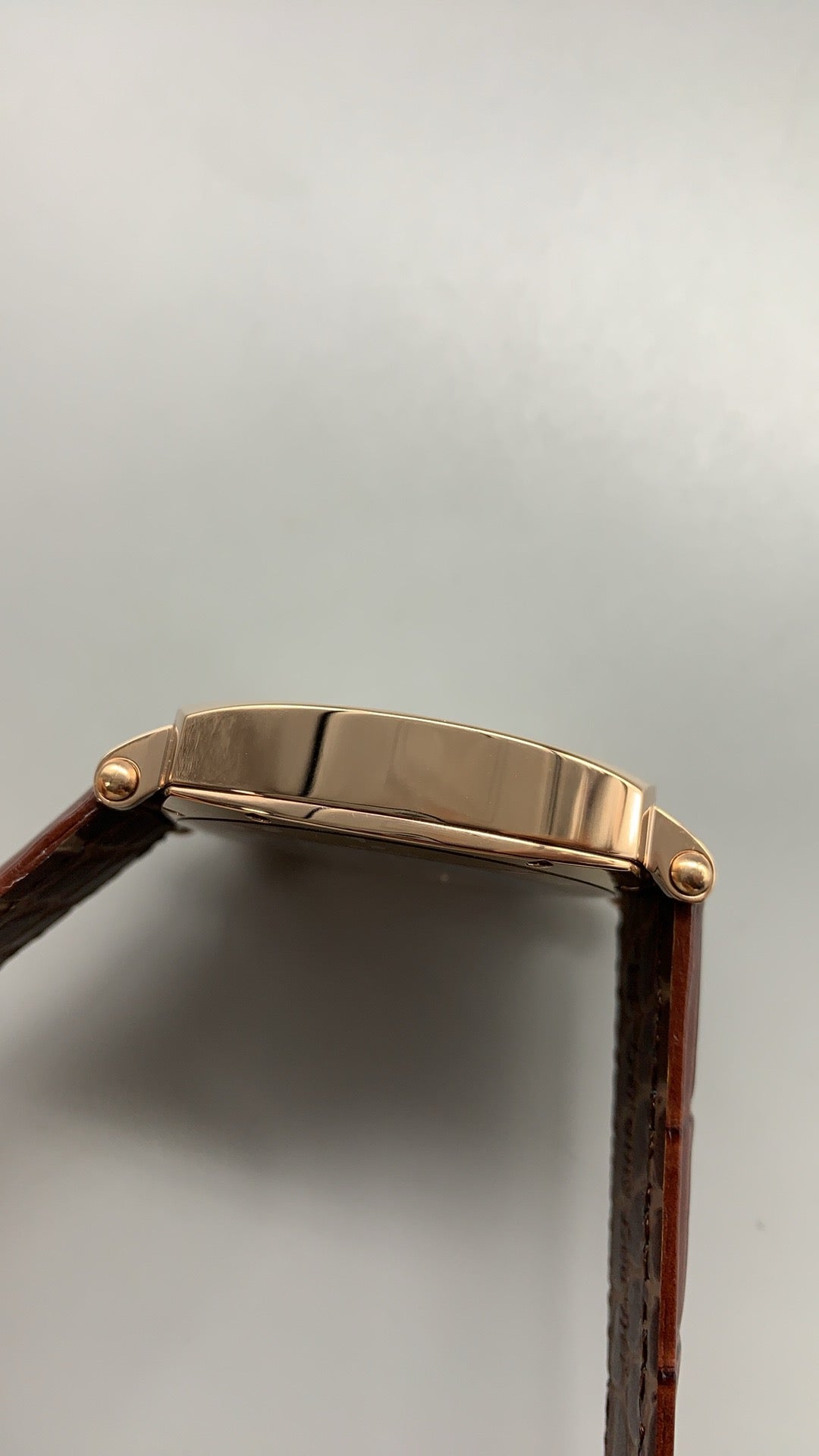 Vacheron Constantin Historiques American 1921 | 40MM | ตัวเรือนสแตนเลสสตีลเคลือบสีโรสโกลด์ | หน้าปัดเอียง 45 องศา | หน้าปัดสีขาว | สายหนังจระเข้สีน้ำตาล | กลไกไขลาน Cal.4400 AS