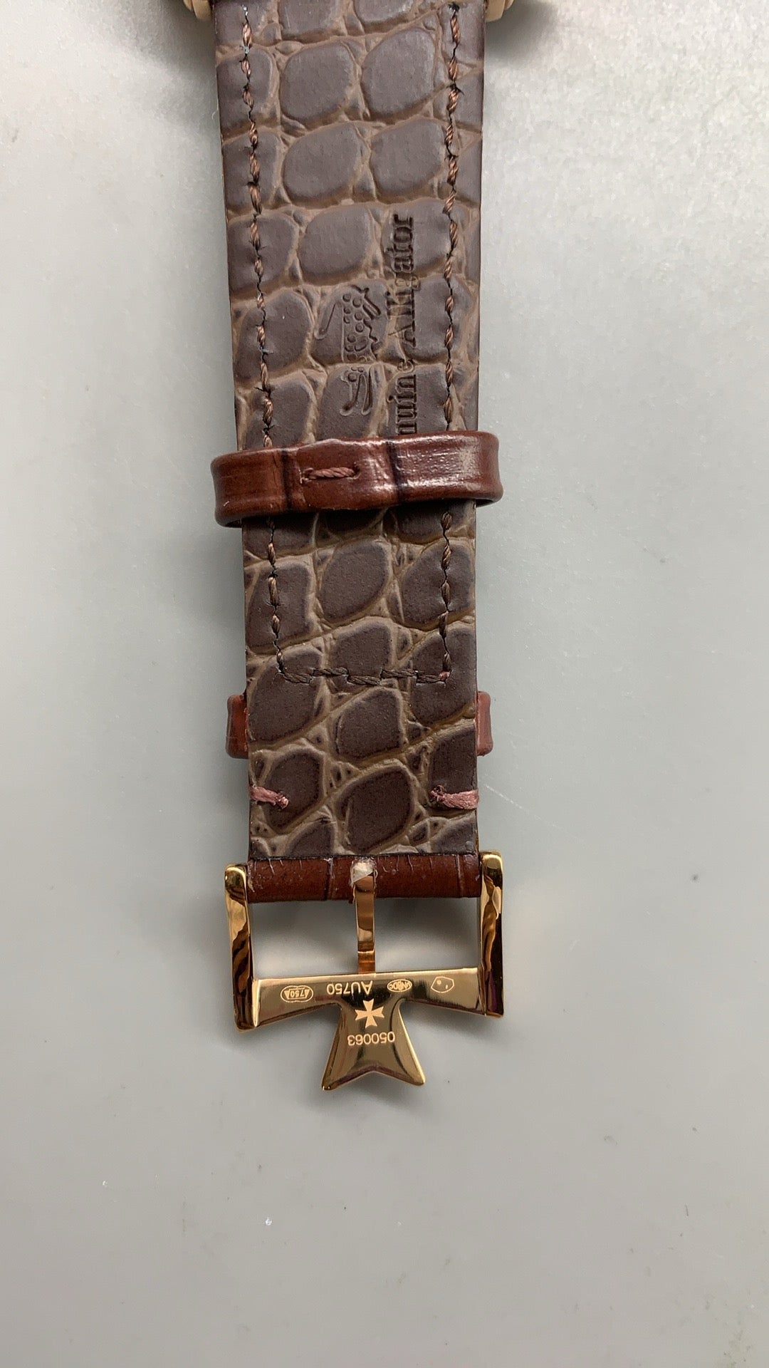 Vacheron Constantin Historiques American 1921 | 40MM | ตัวเรือนสแตนเลสสตีลเคลือบสีโรสโกลด์ | หน้าปัดเอียง 45 องศา | หน้าปัดสีขาว | สายหนังจระเข้สีน้ำตาล | กลไกไขลาน Cal.4400 AS