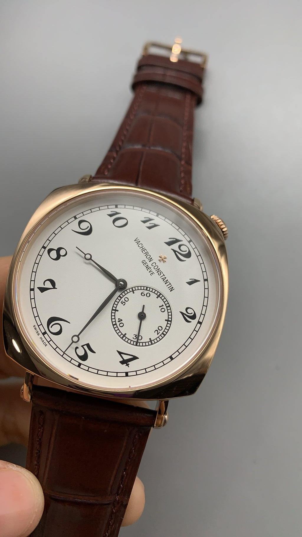 Vacheron Constantin Historiques American 1921 | 40MM | ตัวเรือนสแตนเลสสตีลเคลือบสีโรสโกลด์ | หน้าปัดเอียง 45 องศา | หน้าปัดสีขาว | สายหนังจระเข้สีน้ำตาล | กลไกไขลาน Cal.4400 AS