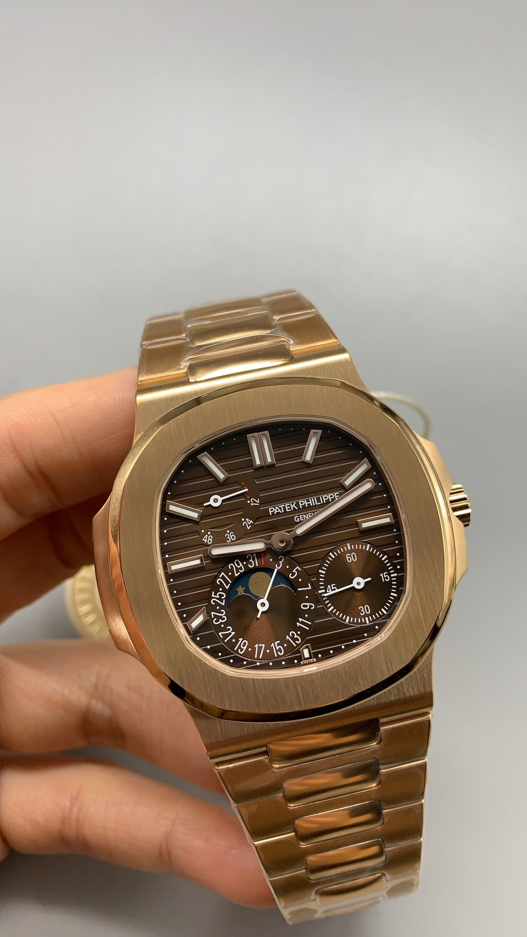 Patek Philippe Nautilus 5712 | 40MM | สีโรสโกลด์ PVD | หน้าปัดสีน้ำตาลซันเรย์ | รุ่นใหม่พร้อมบานพับแบบใหม่ | กลไกอัตโนมัติ Cal.240 PS IRM C LU