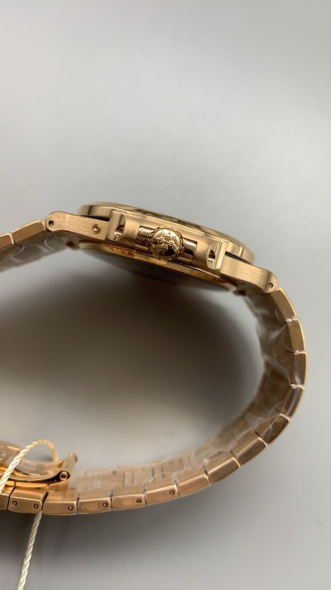 Patek Philippe Nautilus 5712 | 40MM | สีโรสโกลด์ PVD | หน้าปัดสีน้ำตาลซันเรย์ | รุ่นใหม่พร้อมบานพับแบบใหม่ | กลไกอัตโนมัติ Cal.240 PS IRM C LU