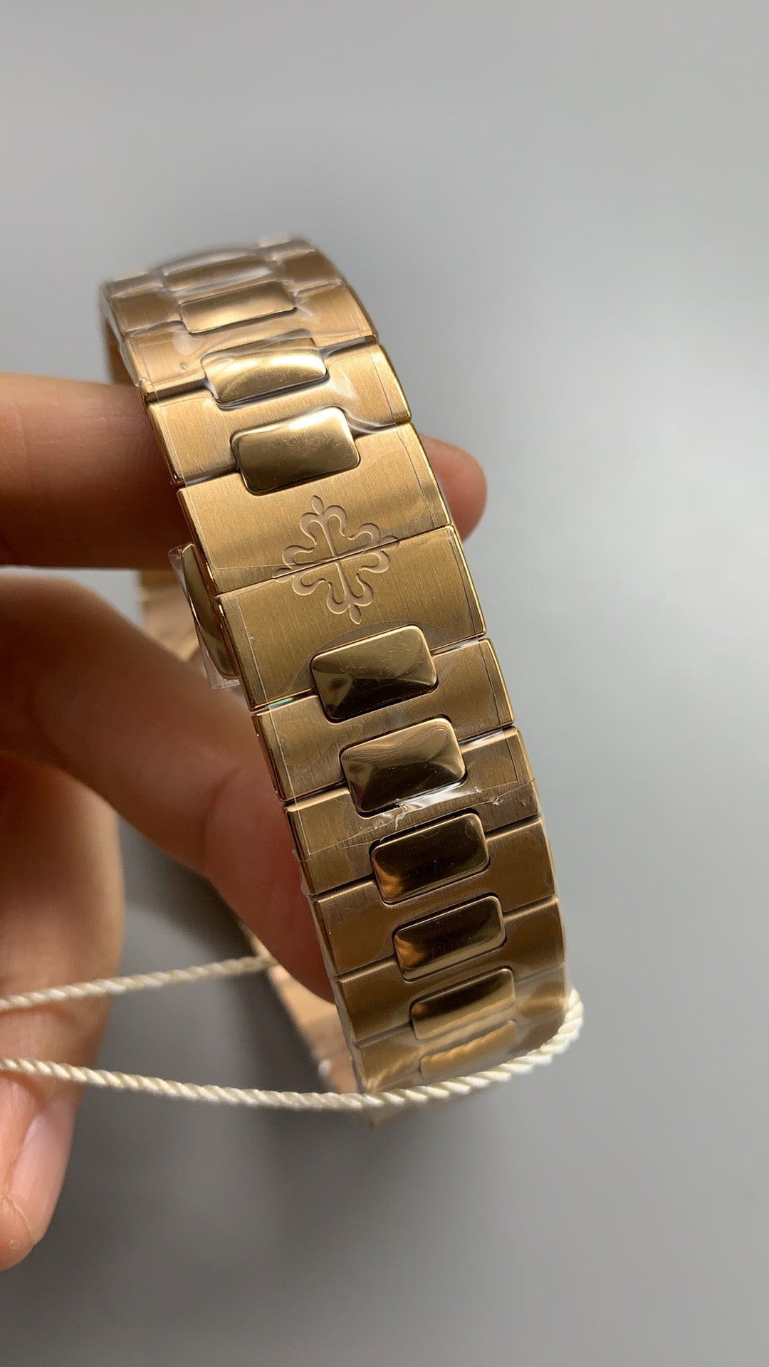 Patek Philippe Nautilus 5712 | 40MM | สีโรสโกลด์ PVD | หน้าปัดสีน้ำตาลซันเรย์ | รุ่นใหม่พร้อมบานพับแบบใหม่ | กลไกอัตโนมัติ Cal.240 PS IRM C LU