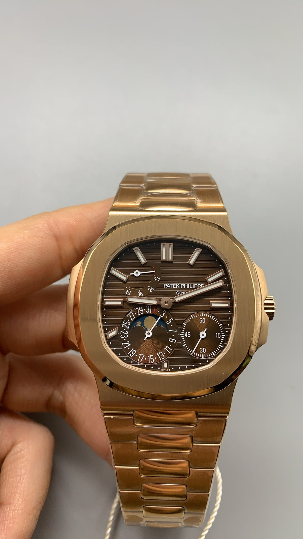 Patek Philippe Nautilus 5712 | 40MM | สีโรสโกลด์ PVD | หน้าปัดสีน้ำตาลซันเรย์ | รุ่นใหม่พร้อมบานพับแบบใหม่ | กลไกอัตโนมัติ Cal.240 PS IRM C LU