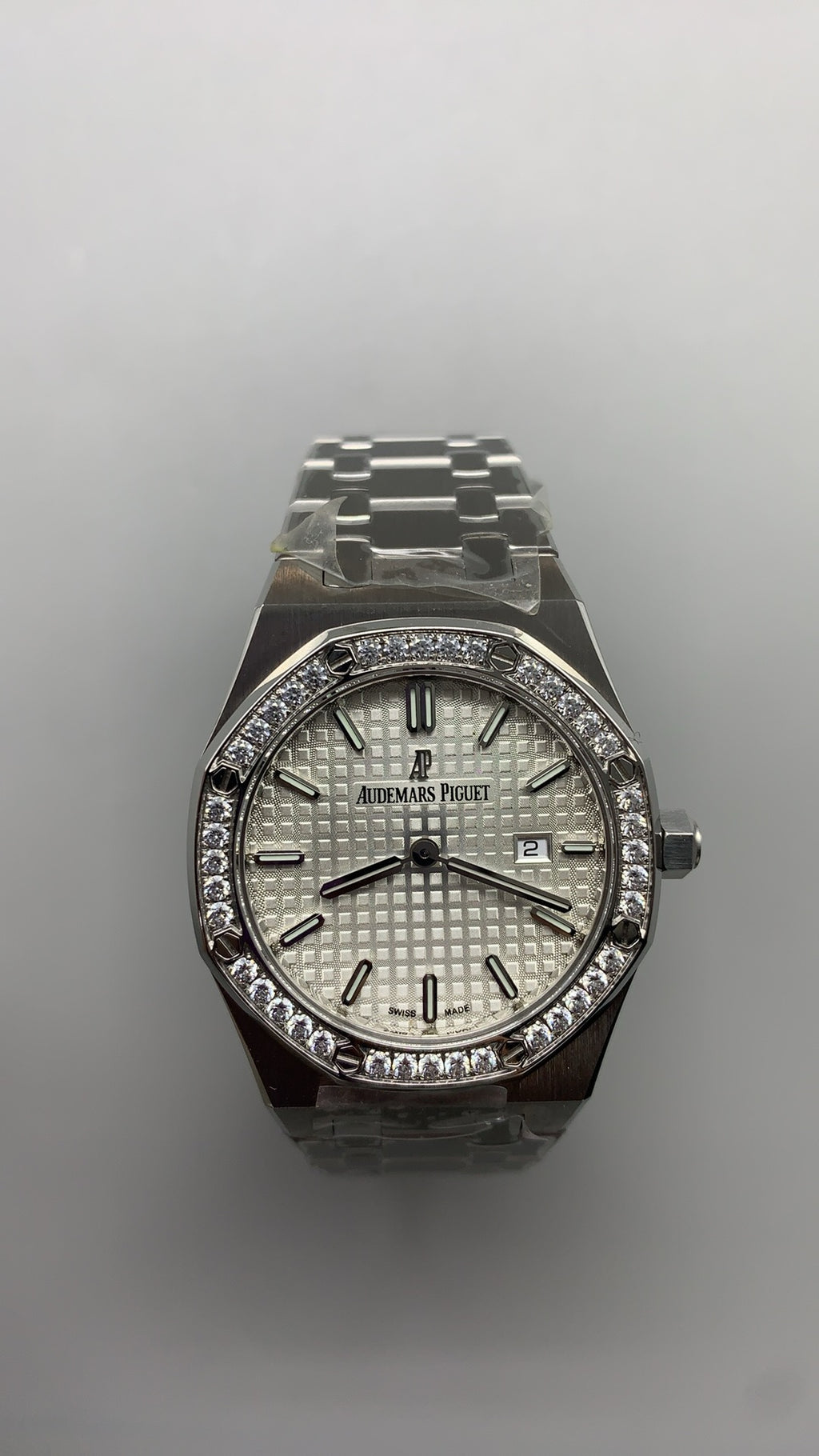 Audemars Piguet Royal Oak 67651ST | 33MM | ตัวเรือนสแตนเลสสตีล | หน้าปัดสีขาว | ขอบประดับเพชร | ระบบควอทซ์ (Quartz)