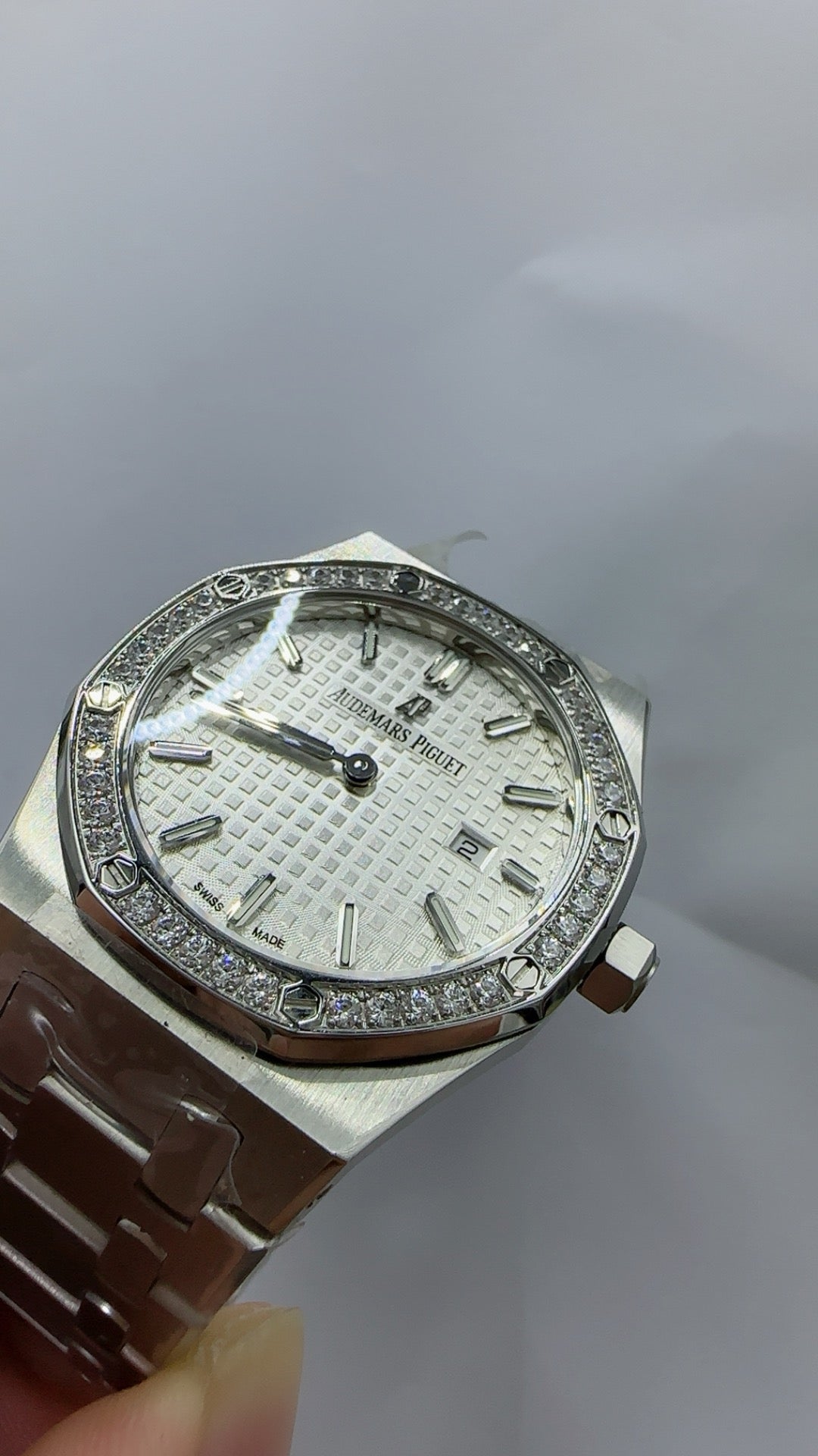 Audemars Piguet Royal Oak 67651ST | 33MM | ตัวเรือนสแตนเลสสตีล | หน้าปัดสีขาว | ขอบประดับเพชร | ระบบควอทซ์ (Quartz)