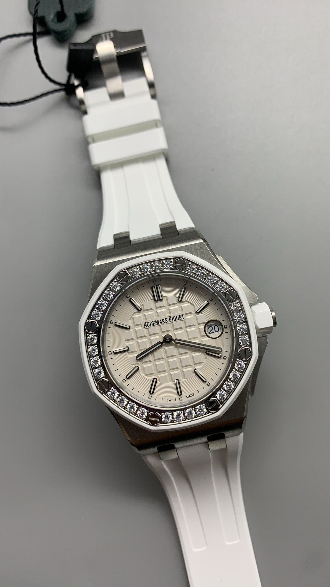 Audemars Piguet Royal Oak Offshore 67540SK.ZZ.A010CA.01 | 37MM | ตัวเรือนสแตนเลสสตีล | ขอบประดับเพชร | หน้าปัดสีขาว | สายยางสีขาว | กลไกอัตโนมัติ Cal.3126