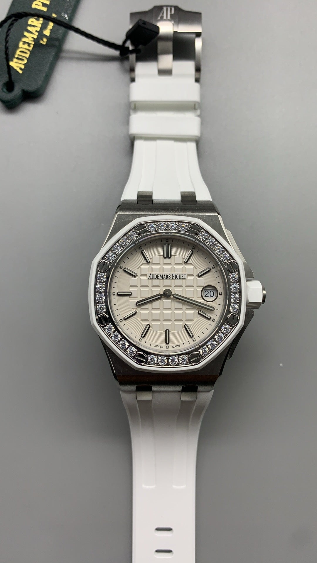 Audemars Piguet Royal Oak Offshore 67540SK.ZZ.A010CA.01 | 37MM | ตัวเรือนสแตนเลสสตีล | ขอบประดับเพชร | หน้าปัดสีขาว | สายยางสีขาว | กลไกอัตโนมัติ Cal.3126