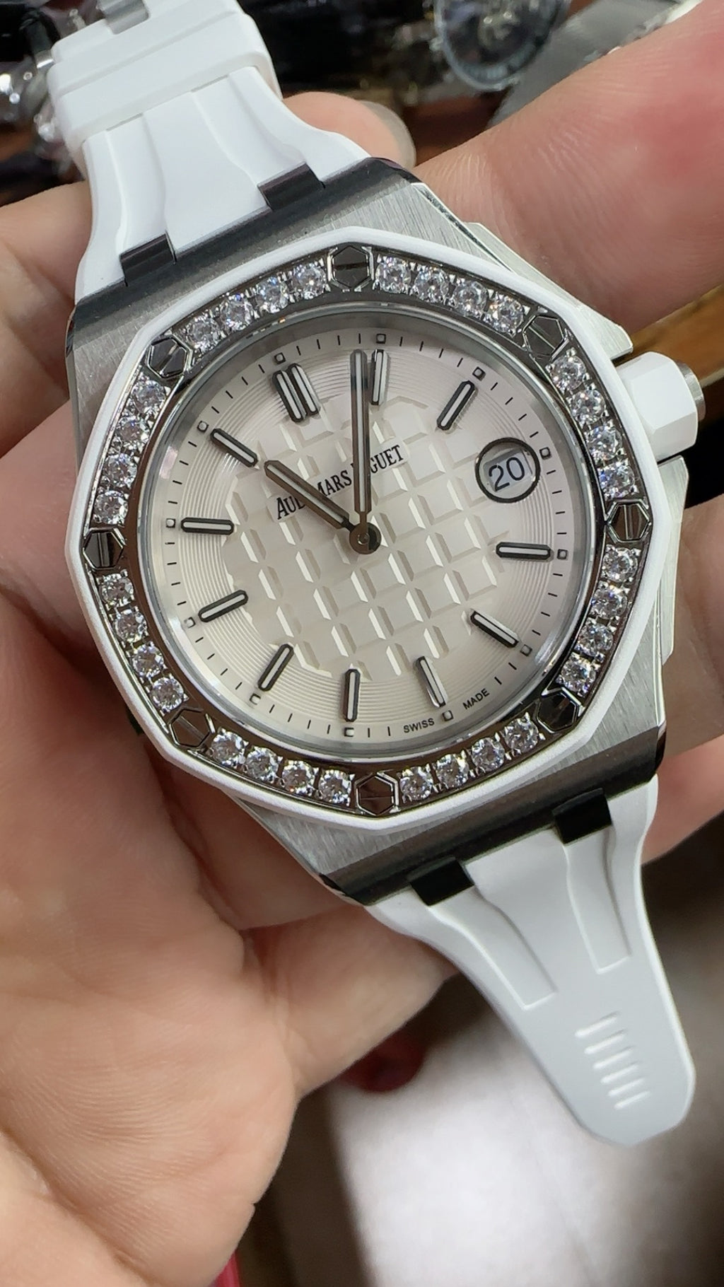 Audemars Piguet Royal Oak Offshore 67540SK.ZZ.A010CA.01 | 37MM | Stainless steel case | Diamond-set bezel | White dial | White rubber strap | Automatic movement Cal.3126