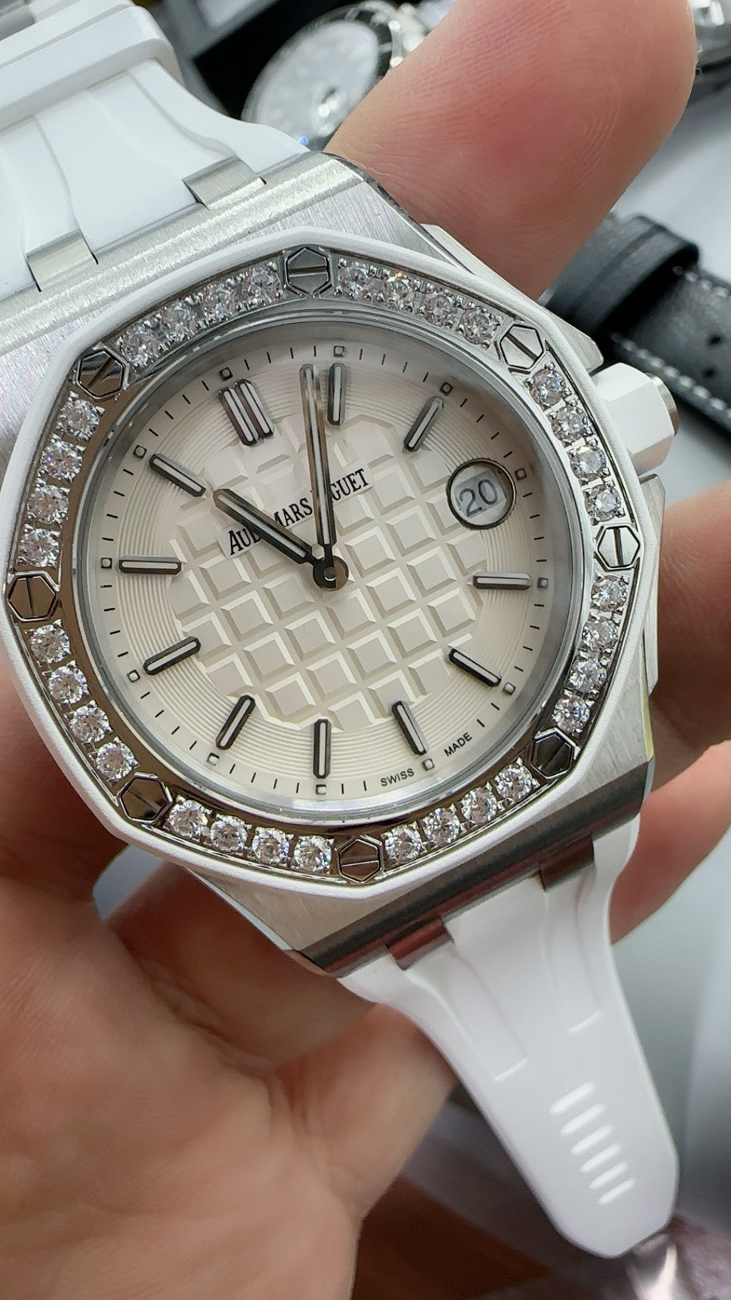 Audemars Piguet Royal Oak Offshore 67540SK.ZZ.A010CA.01 | 37MM | Stainless steel case | Diamond-set bezel | White dial | White rubber strap | Automatic movement Cal.3126