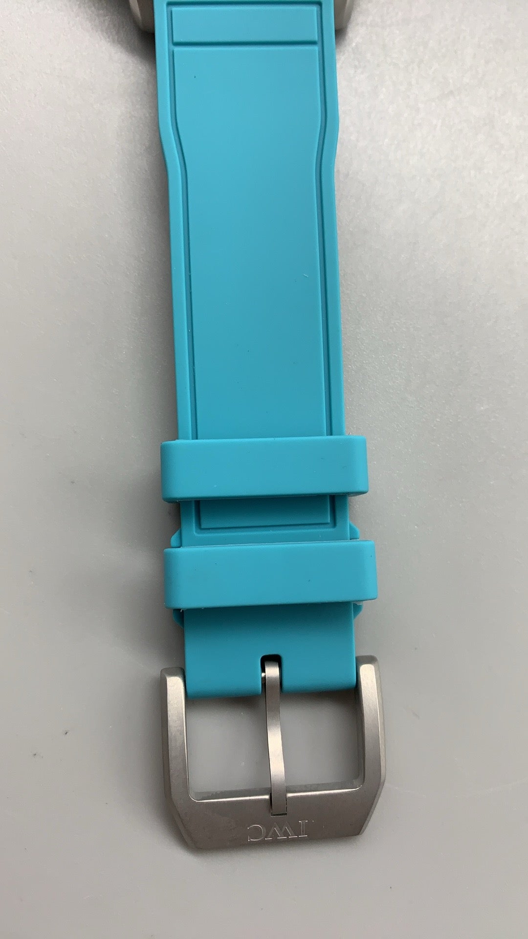 IWC Pilot’s Watch Chronograph | 41MM | ตัวเรือนไทเทเนียม | หน้าปัดสีดำ | เข็มและหลักเรืองแสงสีฟ้า | สายยางสี Tiffany | กลไกอัตโนมัติ Cal.69385