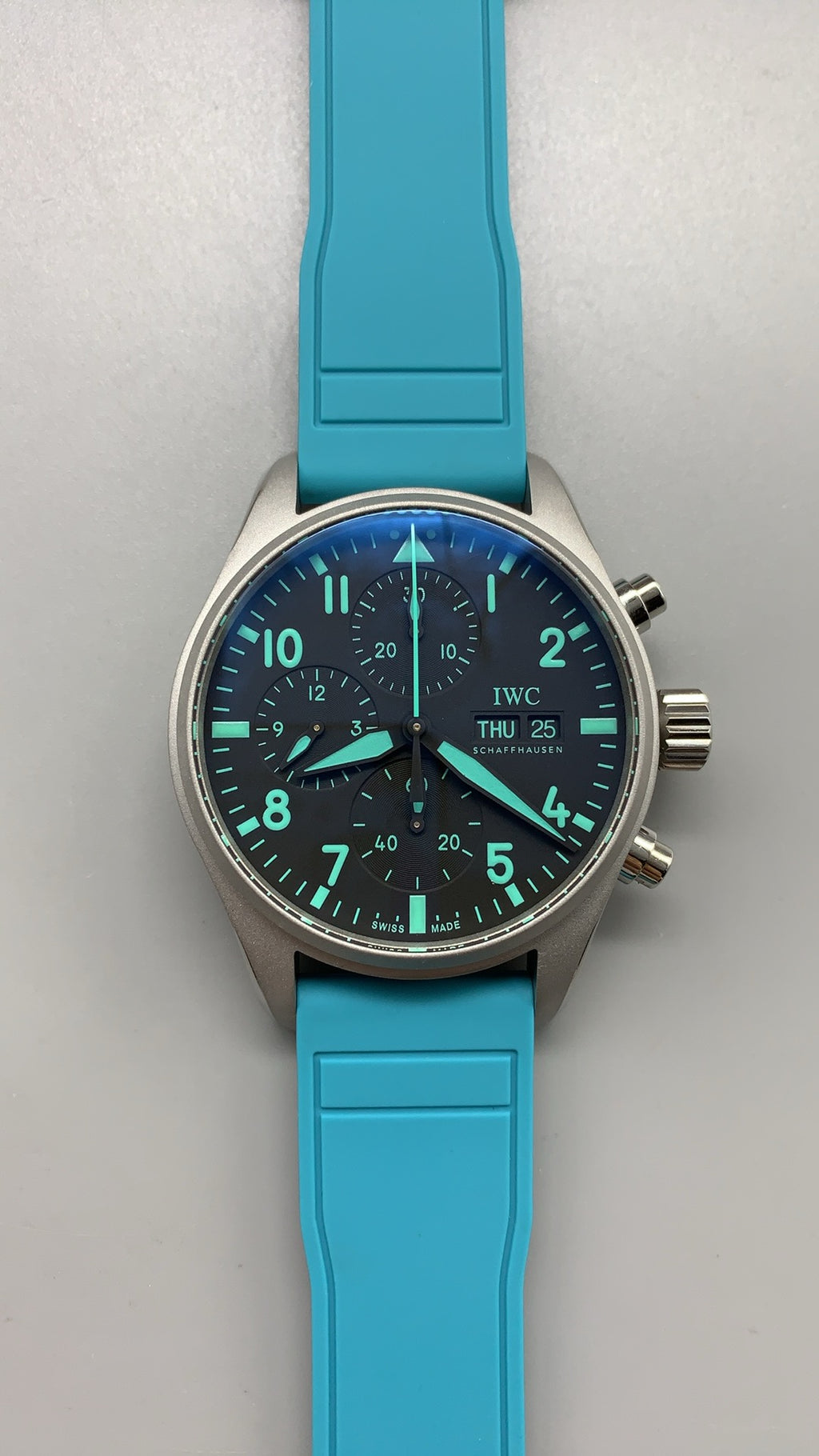 IWC Pilot’s Watch Chronograph | 41MM | ตัวเรือนไทเทเนียม | หน้าปัดสีดำ | เข็มและหลักเรืองแสงสีฟ้า | สายยางสี Tiffany | กลไกอัตโนมัติ Cal.69385