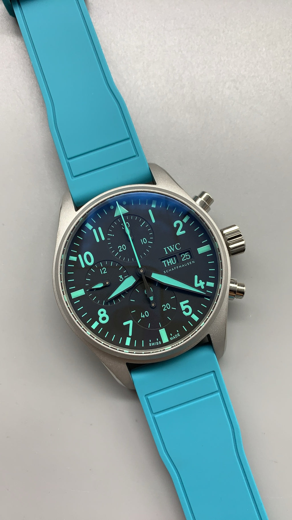 IWC Pilot’s Watch Chronograph | 41MM | ตัวเรือนไทเทเนียม | หน้าปัดสีดำ | เข็มและหลักเรืองแสงสีฟ้า | สายยางสี Tiffany | กลไกอัตโนมัติ Cal.69385