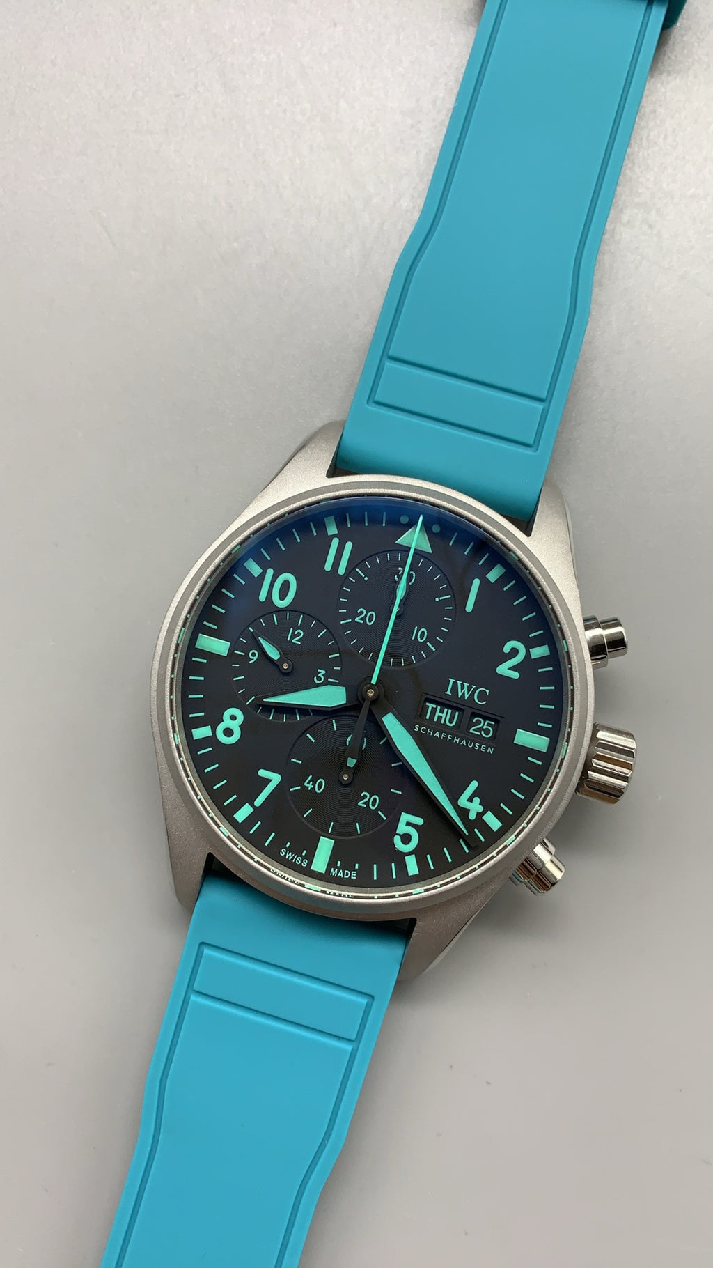 IWC Pilot’s Watch Chronograph | 41MM | ตัวเรือนไทเทเนียม | หน้าปัดสีดำ | เข็มและหลักเรืองแสงสีฟ้า | สายยางสี Tiffany | กลไกอัตโนมัติ Cal.69385