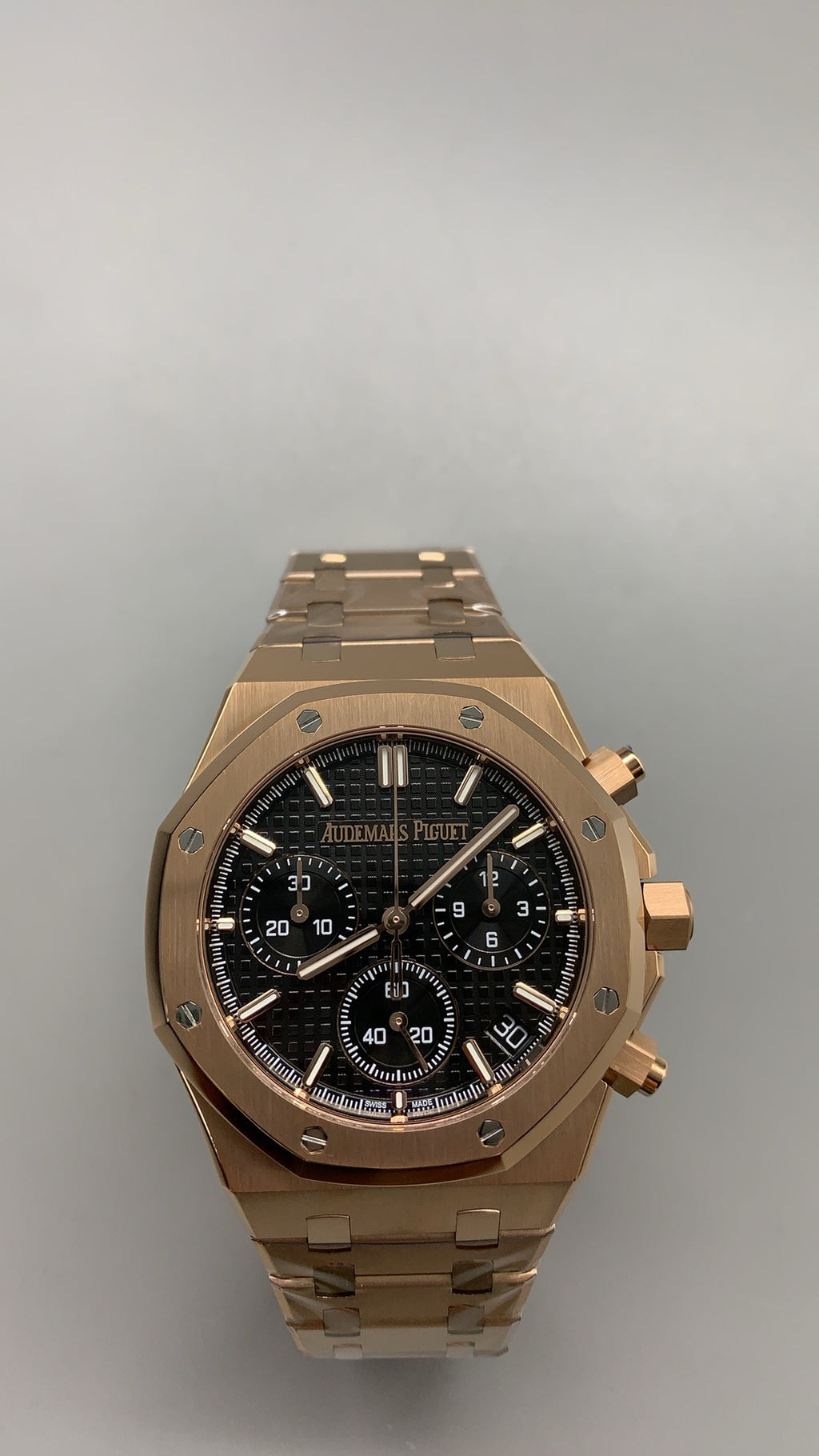 Audemars Piguet Royal Oak 26240 | 41MM | ตัวเรือนสแตนเลสสตีลเคลือบสีโรสโกลด์แบบ PVD | หน้าปัดสีดำ | จับเวลา Chronograph | กลไกอัตโนมัติ Cal.4401