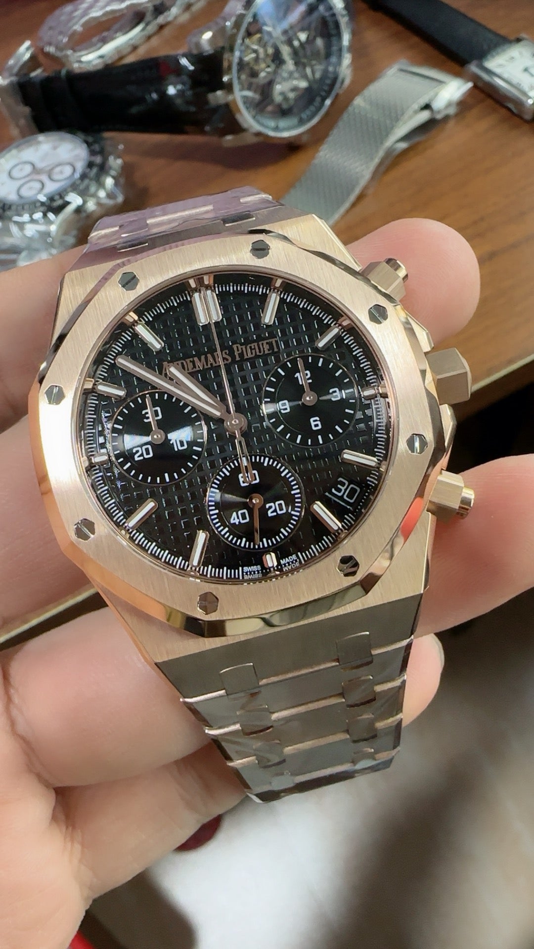 Audemars Piguet Royal Oak 26240 | 41MM | ตัวเรือนสแตนเลสสตีลเคลือบสีโรสโกลด์แบบ PVD | หน้าปัดสีดำ | จับเวลา Chronograph | กลไกอัตโนมัติ Cal.4401