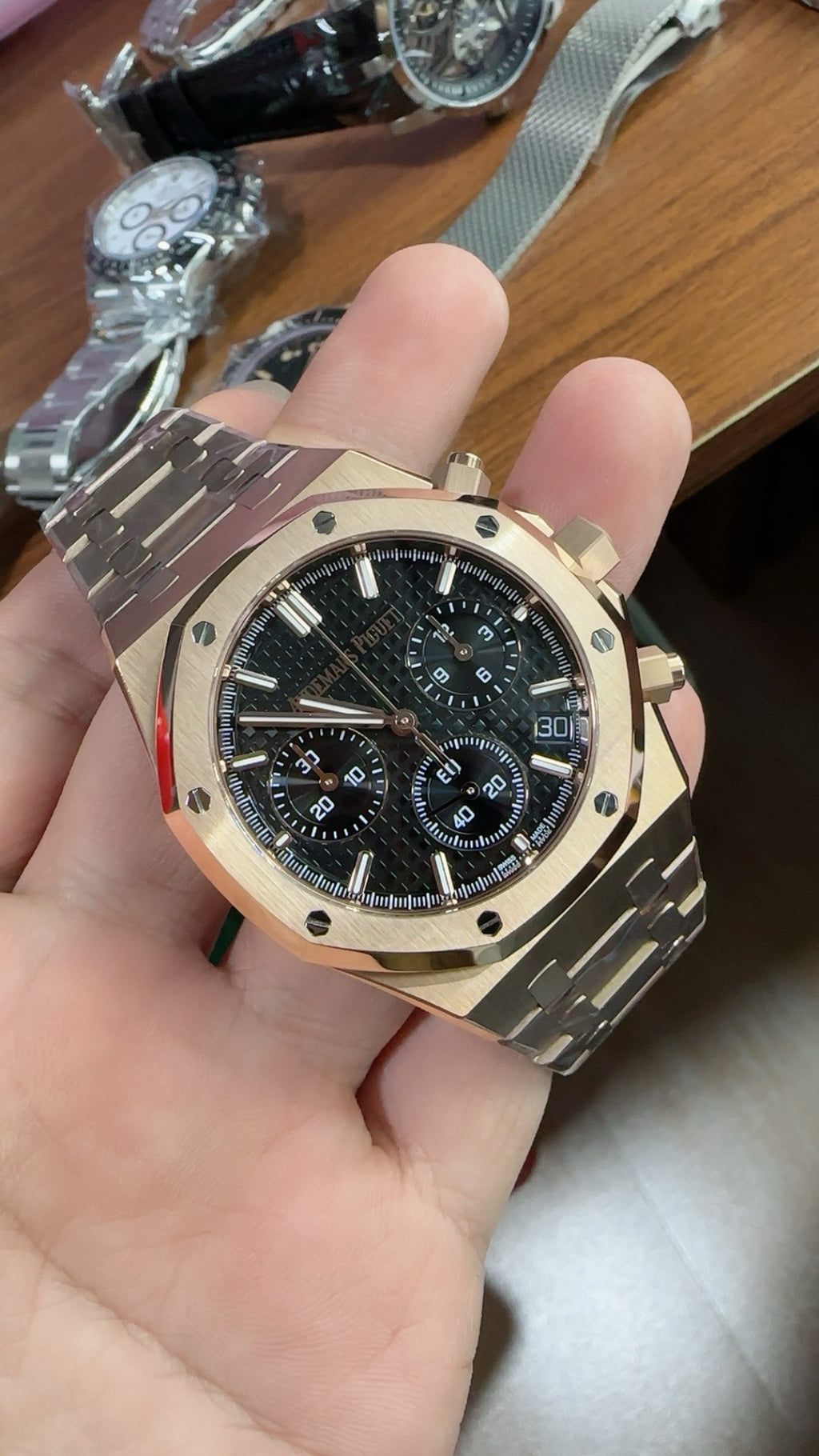 Audemars Piguet Royal Oak 26240 | 41MM | ตัวเรือนสแตนเลสสตีลเคลือบสีโรสโกลด์แบบ PVD | หน้าปัดสีดำ | จับเวลา Chronograph | กลไกอัตโนมัติ Cal.4401