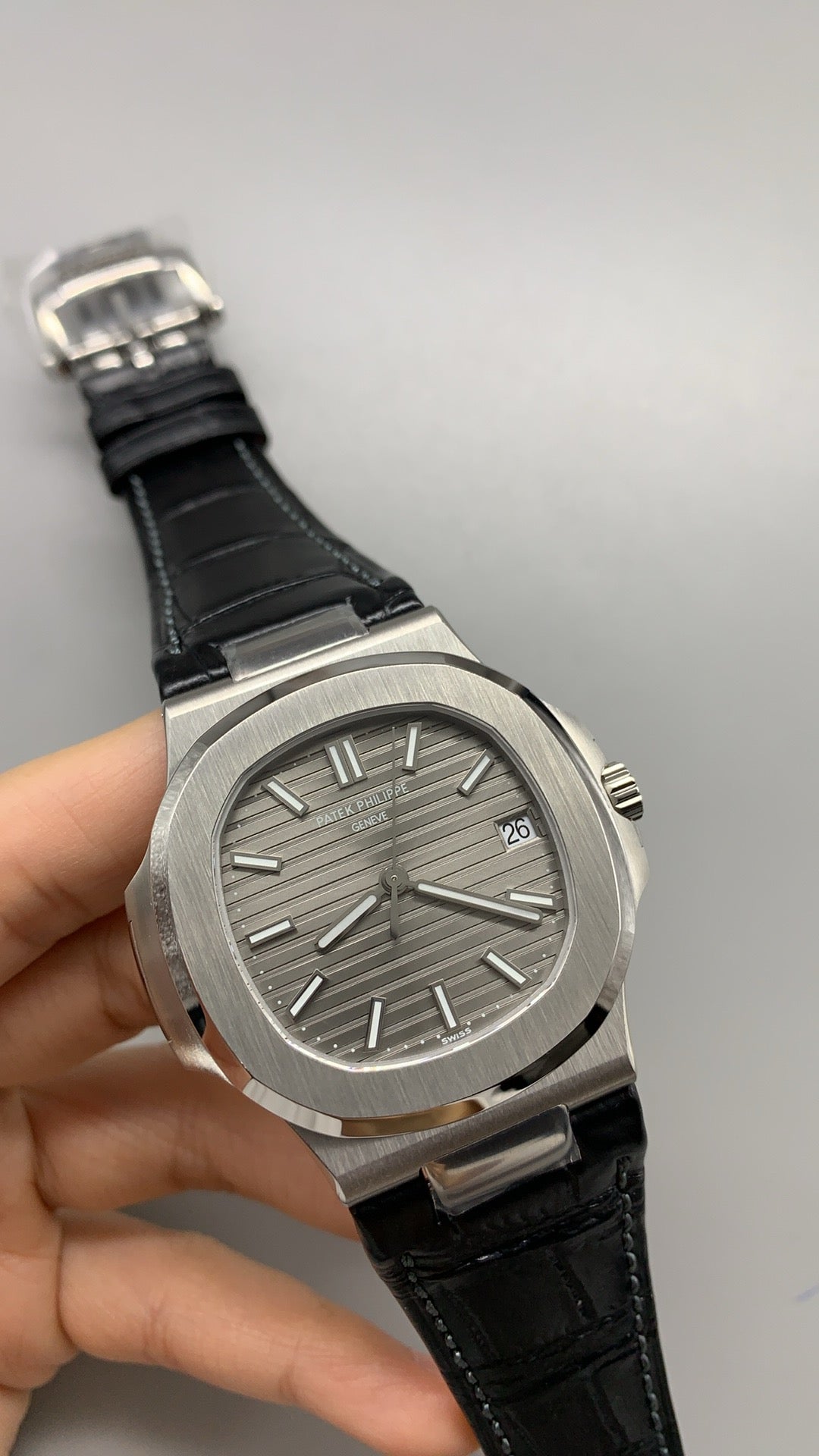 Patek Philippe Nautilus 5711 | 40MM | หน้าปัดสีเทาซันเรย์ | สายหนังจระเข้สีเทา | กลไกอัตโนมัติ Cal.324 S C
